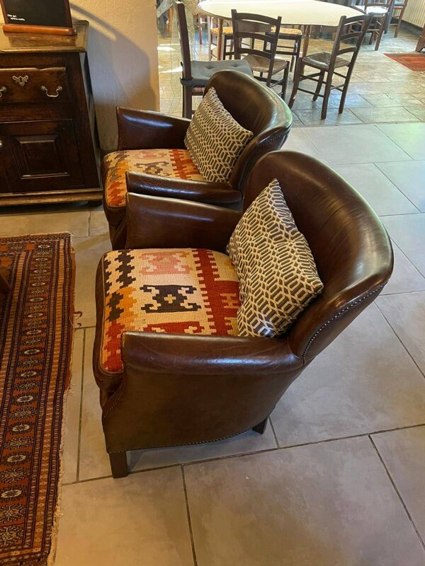 Fauteuil en cuir de vachette marron avec coussin assise réversible en Kilim