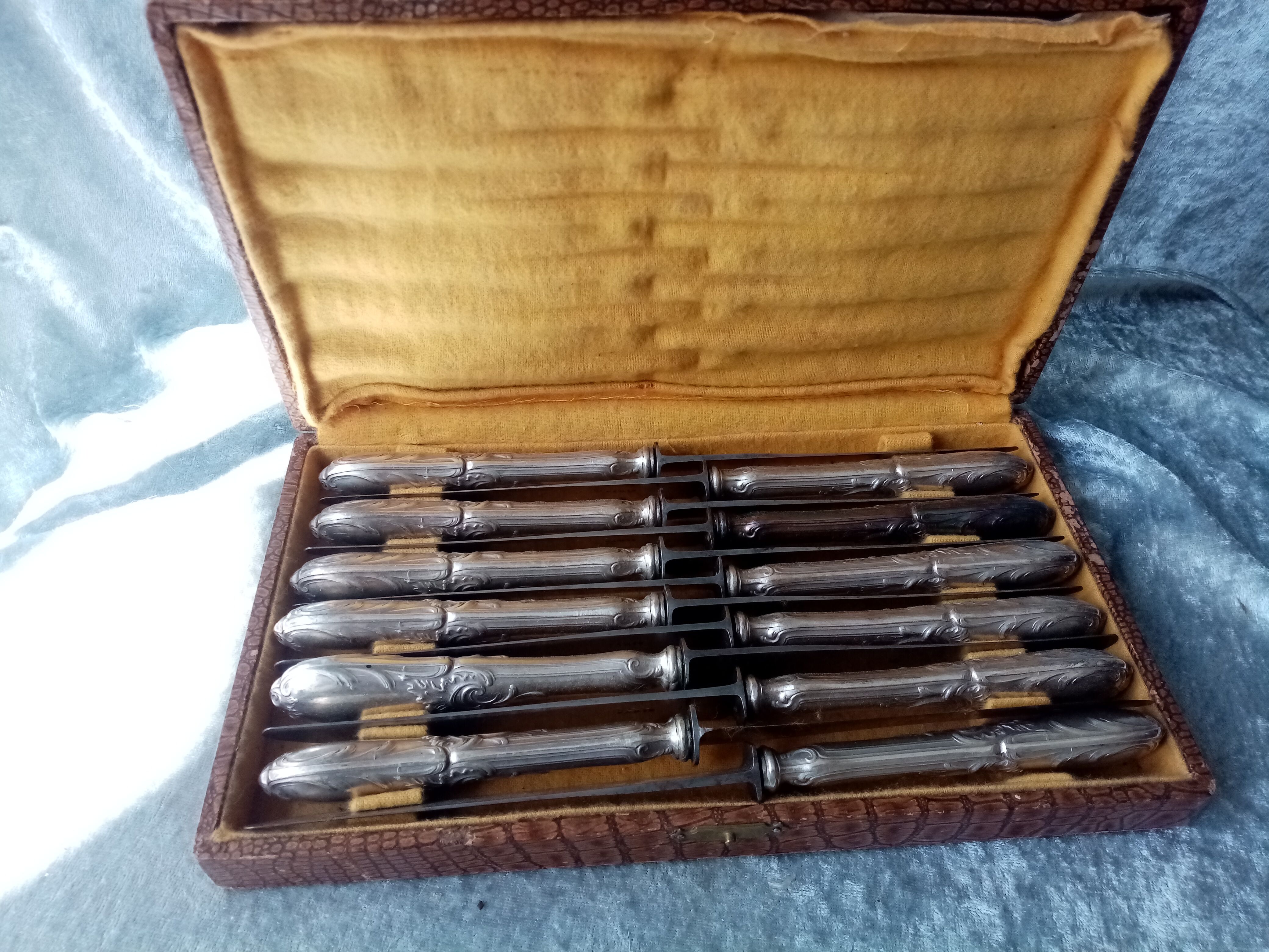 Box of 12 steel table knives and silver handle