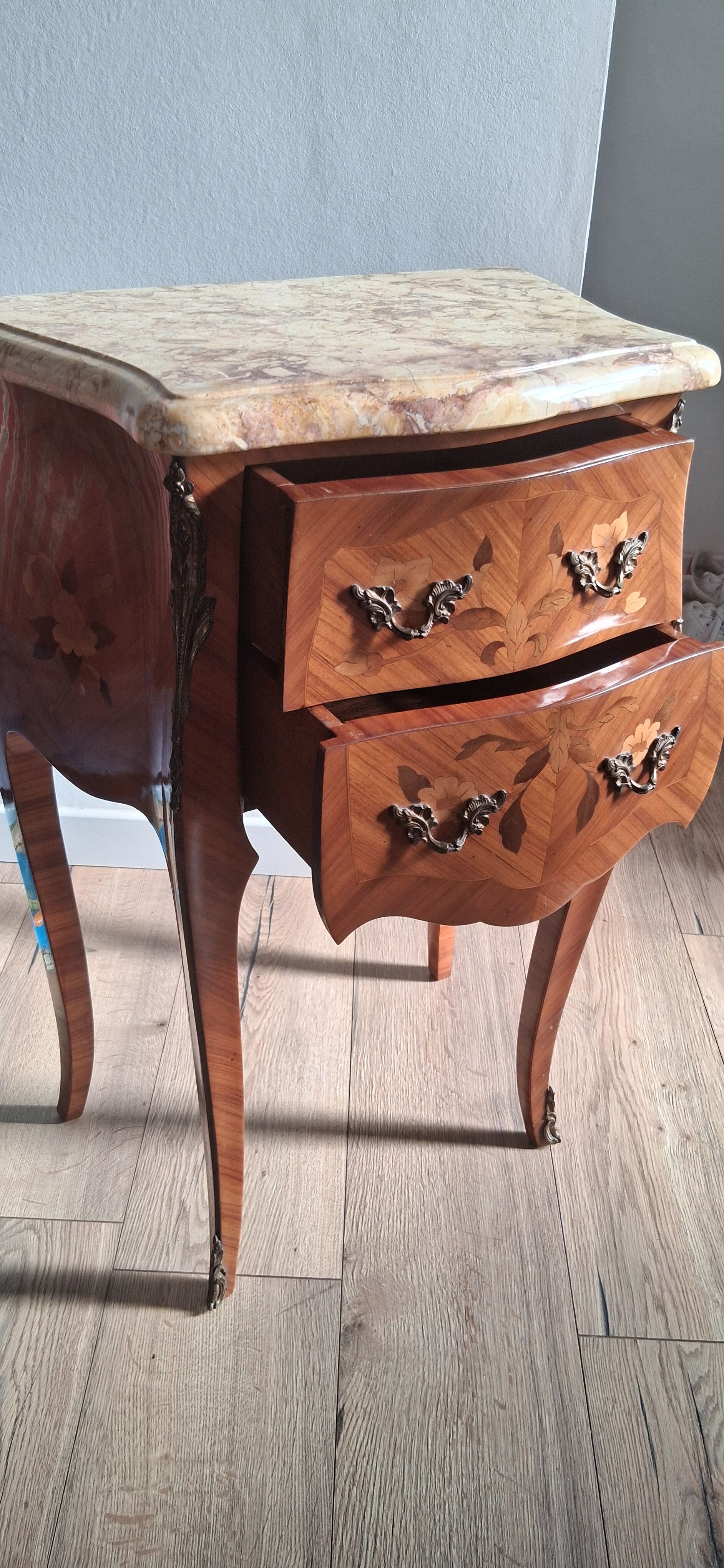 Ensemble commode galbée et table de chevets
