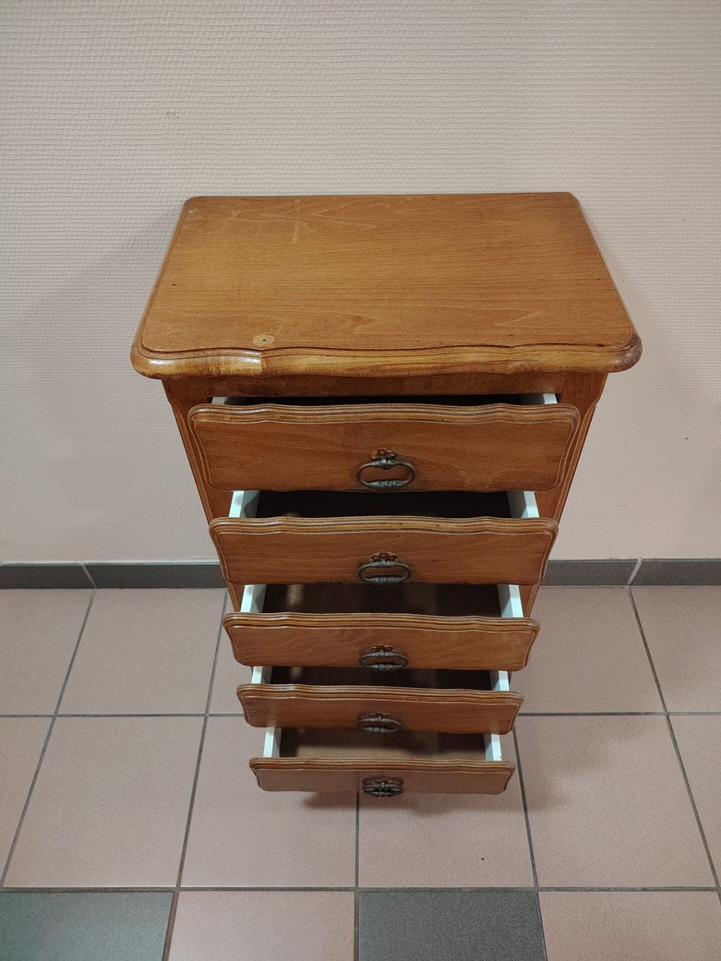 Antique chest of drawers with 5 drawers