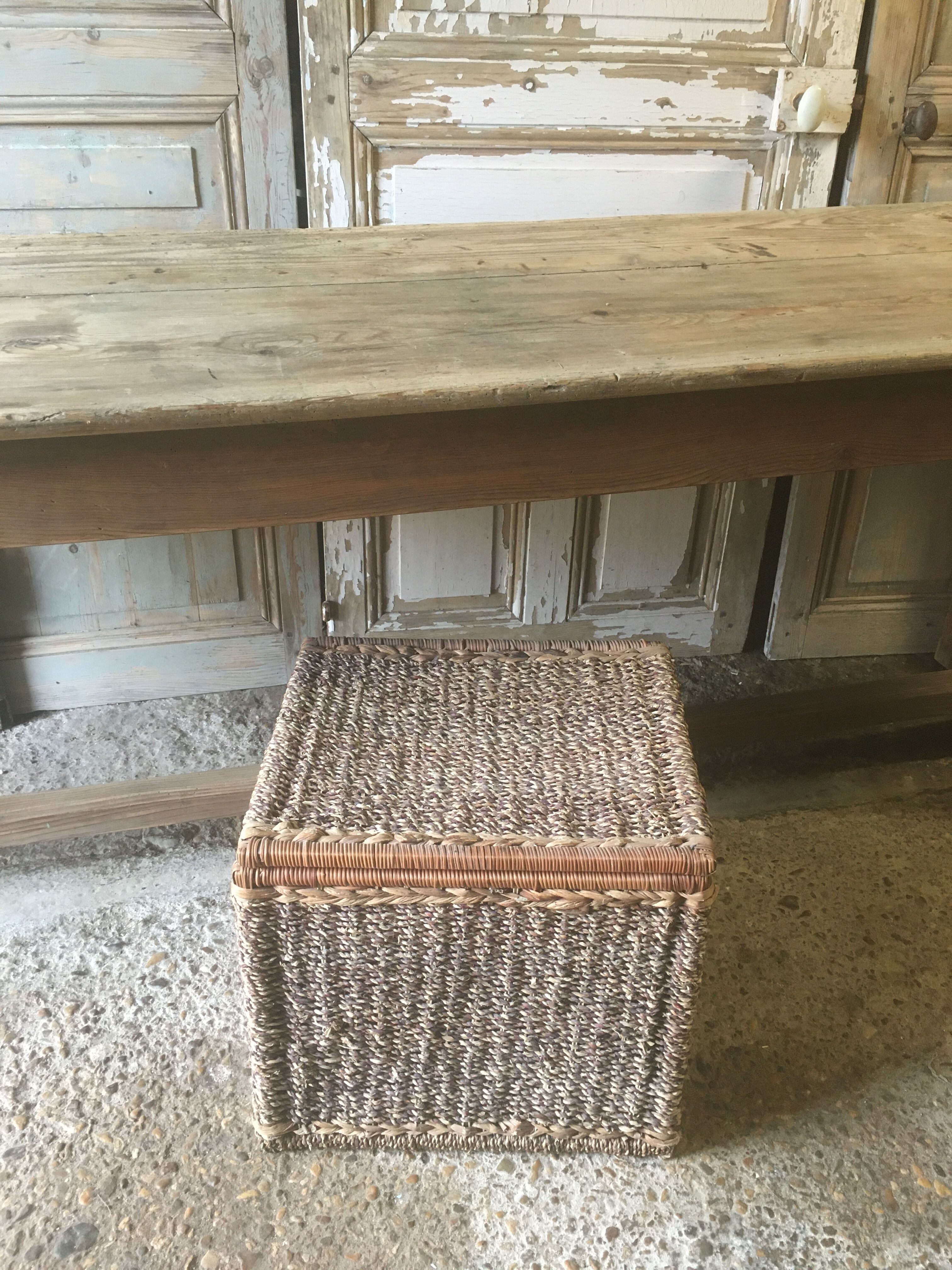 Chest in raffia or wicker