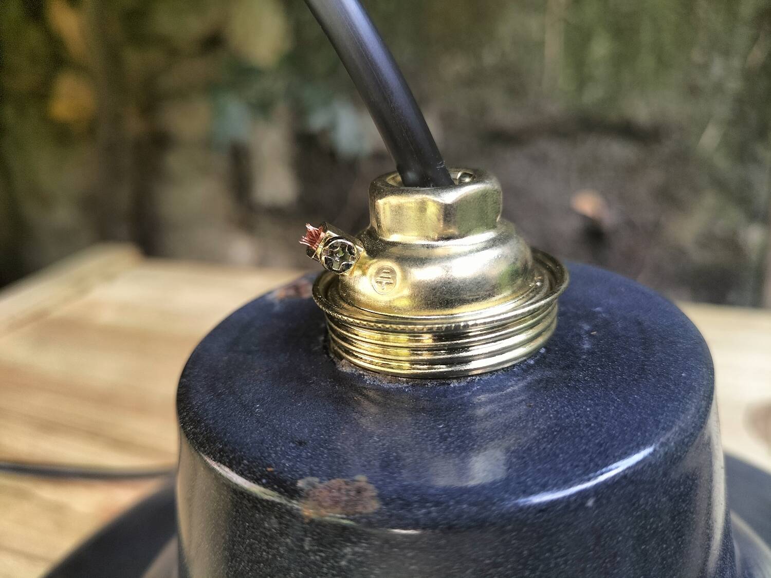 Pair of enamelled sheet metal suspensions