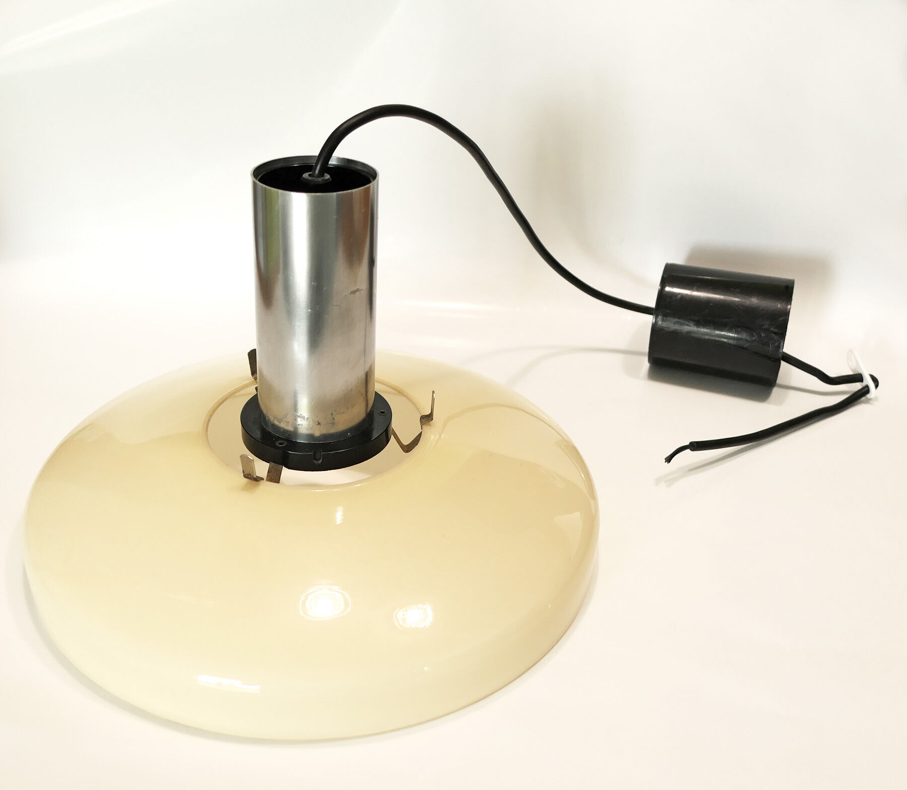 Suspension vintage avec abat-jour en verre opalin beige années 60-70