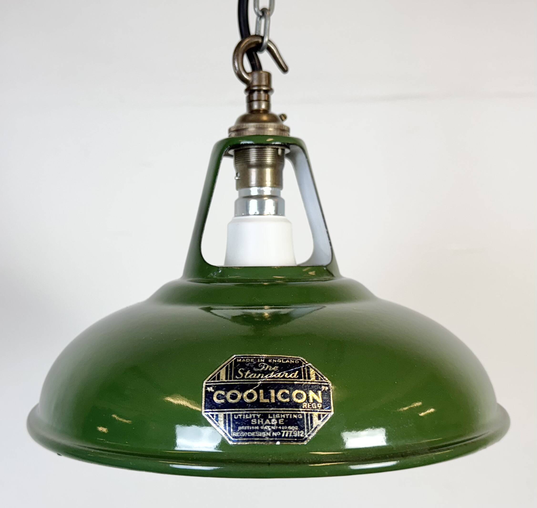 Suspension industrielle en émail vert de Coolicon, années 1950