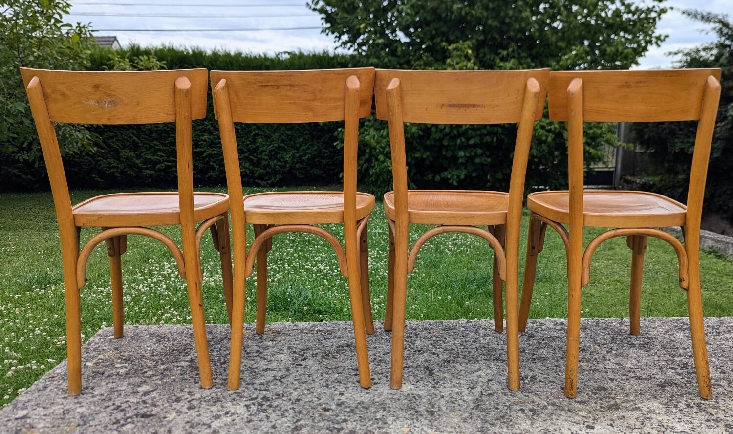 Ensemble de quatre chaises bistrot bistro bois-courbé.