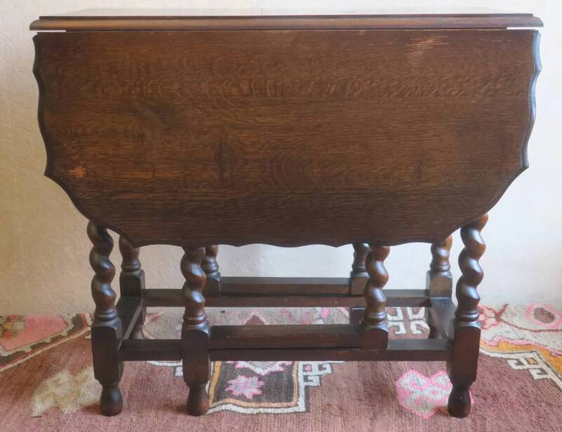 Antique farmhouse patinated extendable table in oak with carved edge, 1900