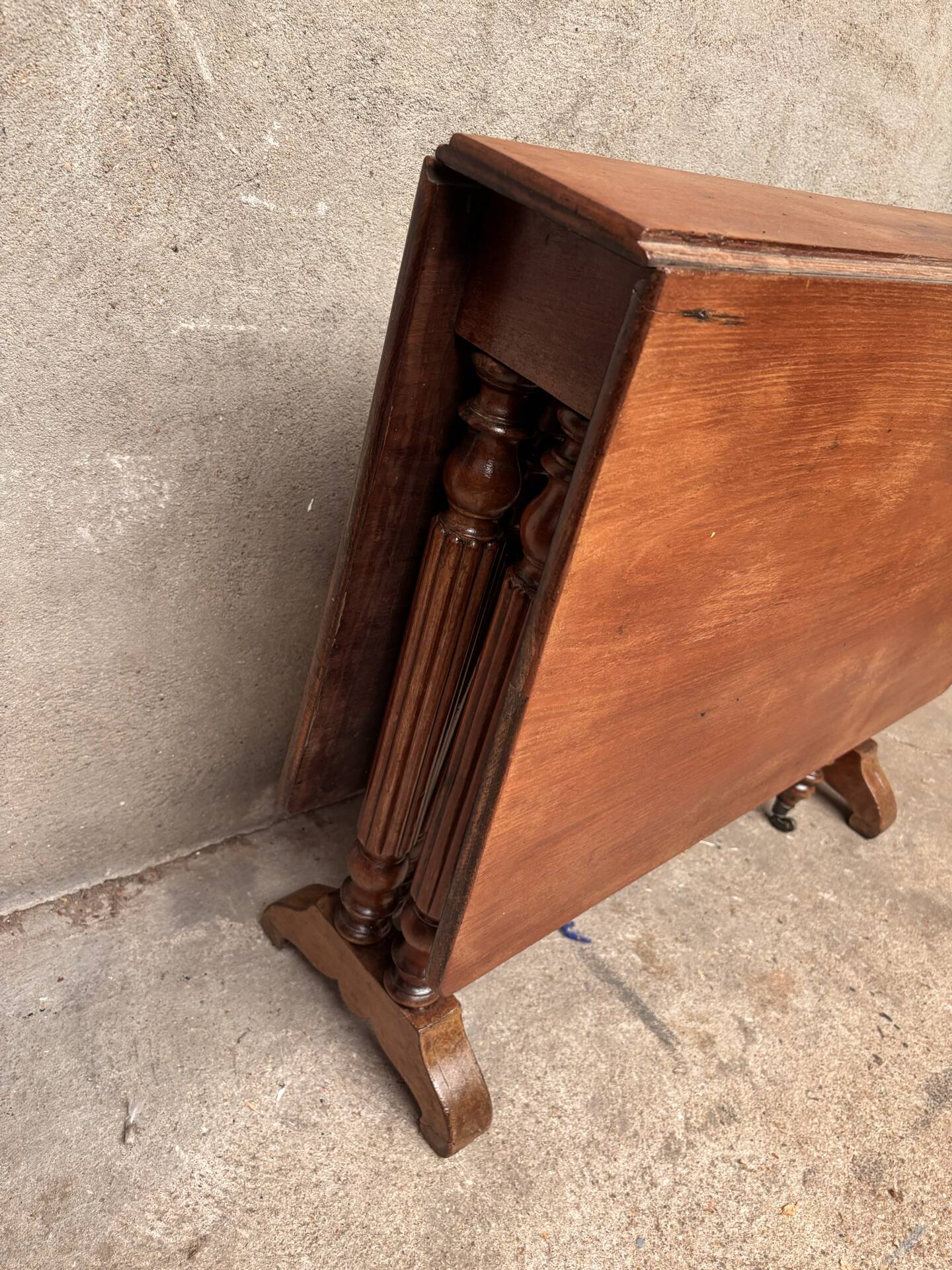Extensible Napoleon III gateleg table