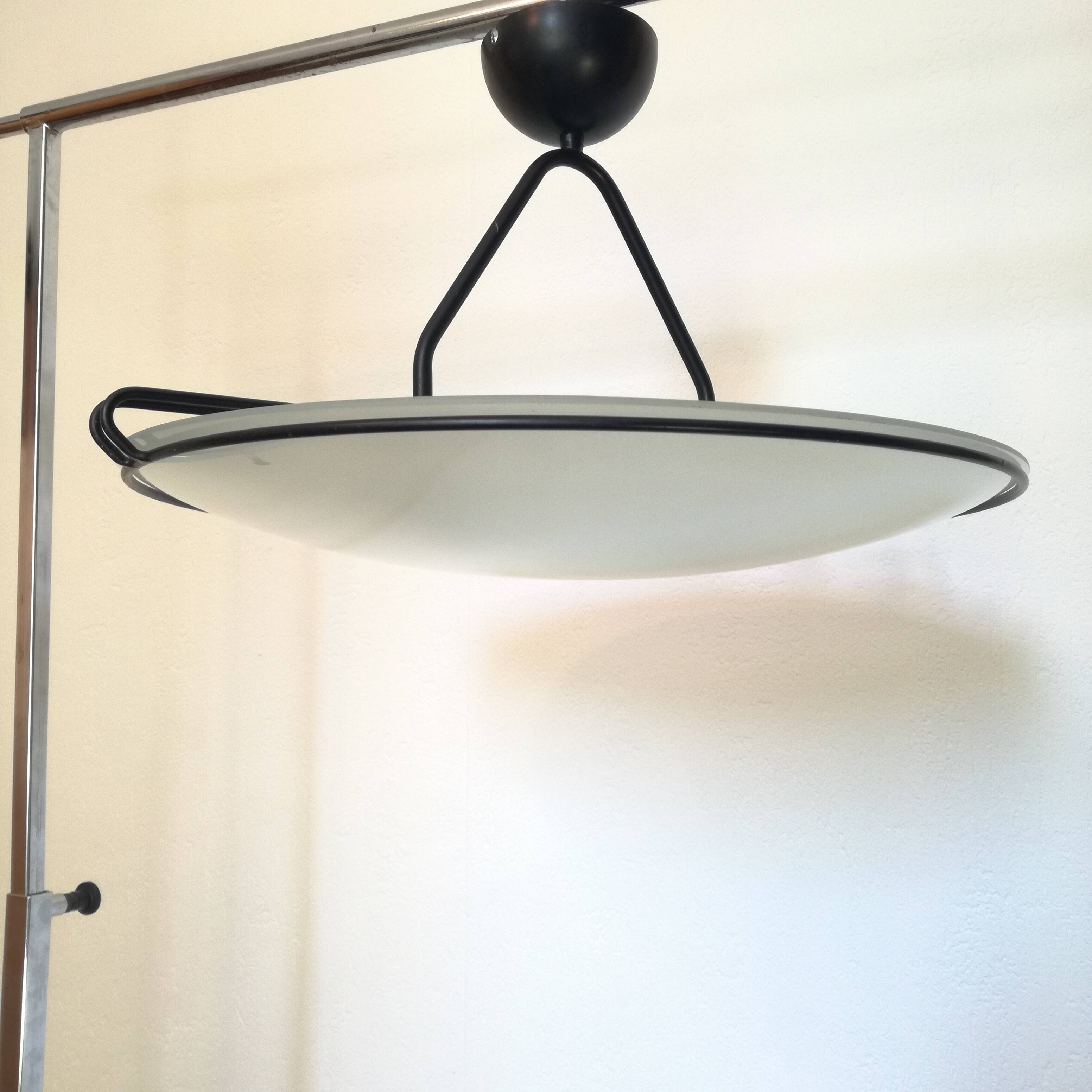 Glass saucer suspension on wire structure