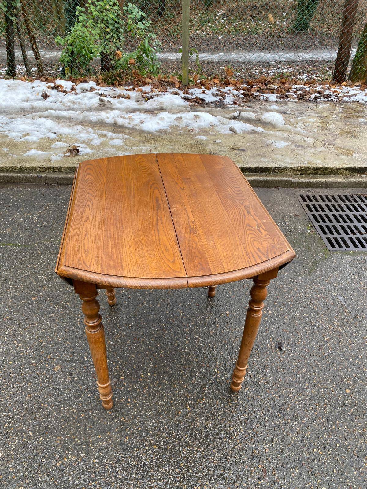 Round extendable dining table Louis Philippe 90cm with 2 extensions in oak.