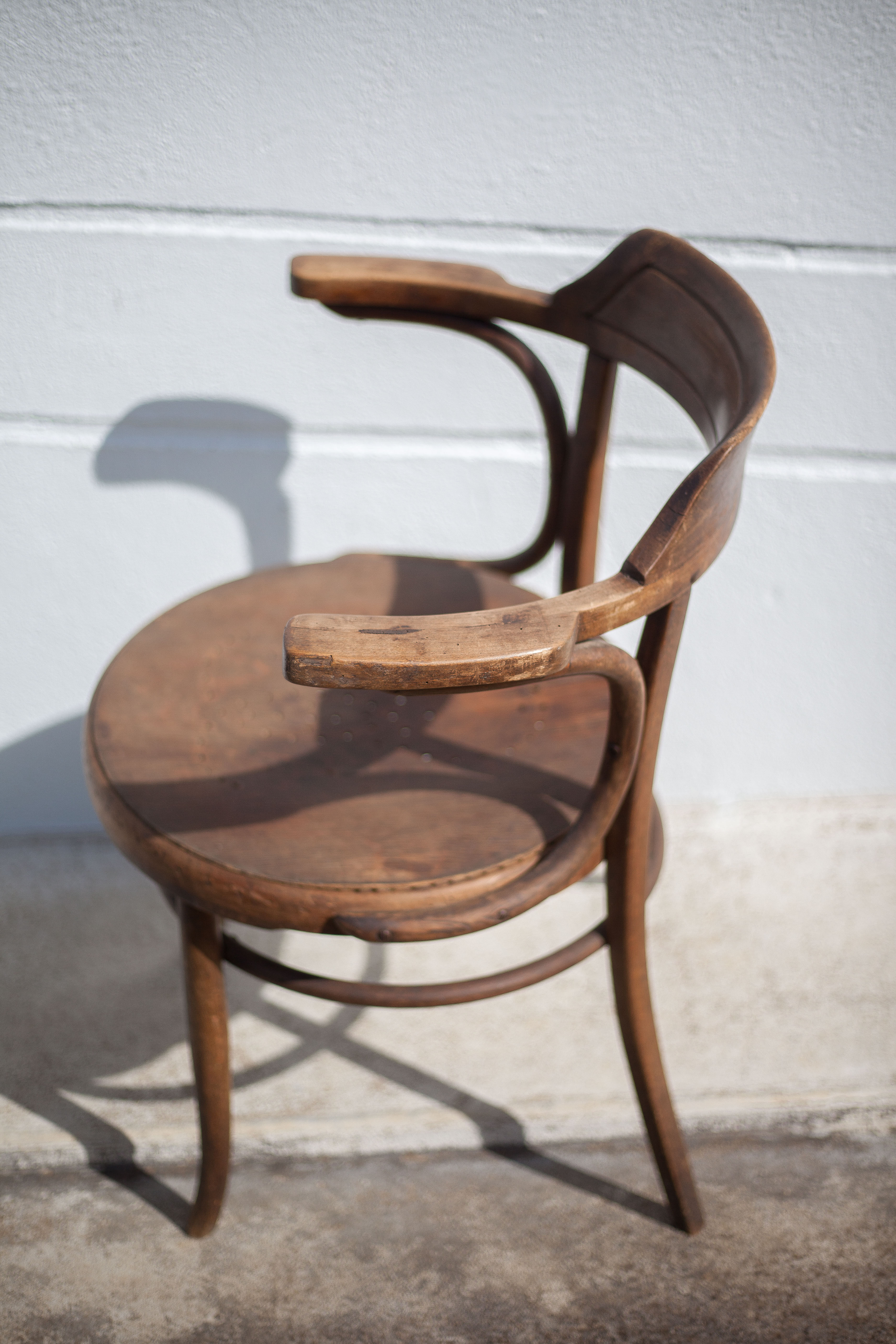 Curved wooden armchair Mundus vienna Austria, curved wooden chair, living room, bookcase, 20's