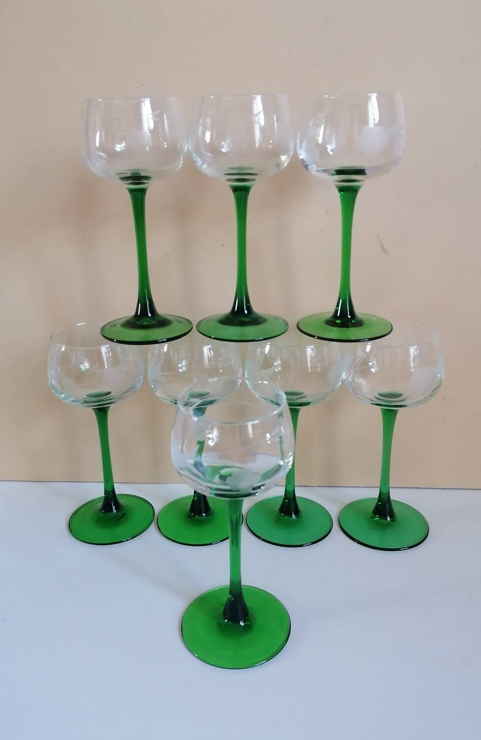 8 Alsace wine glasses with engraved green grape cluster decoration