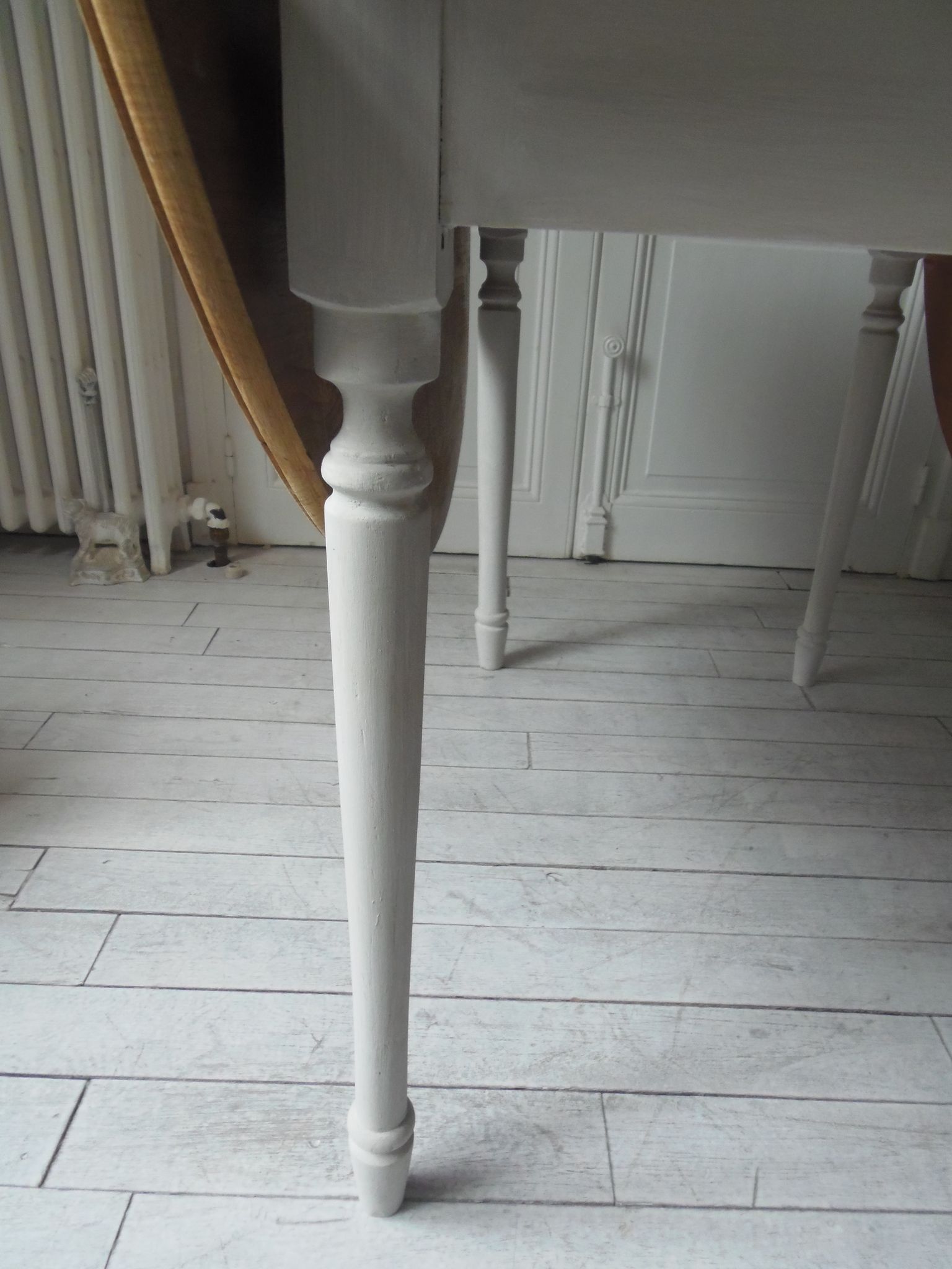 Round table with flaps