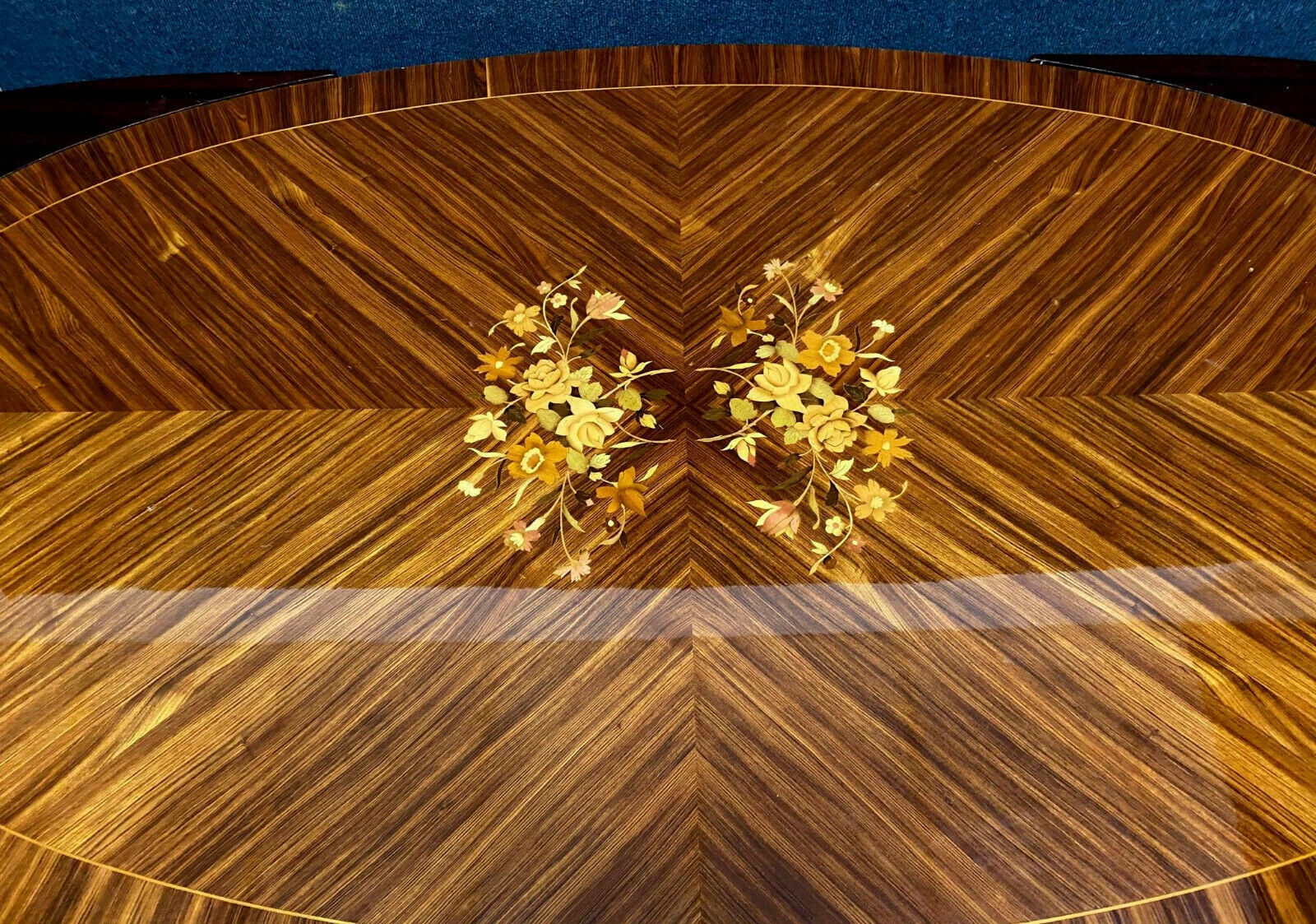 Louis XVI table has extensions in precious wood marquèterie