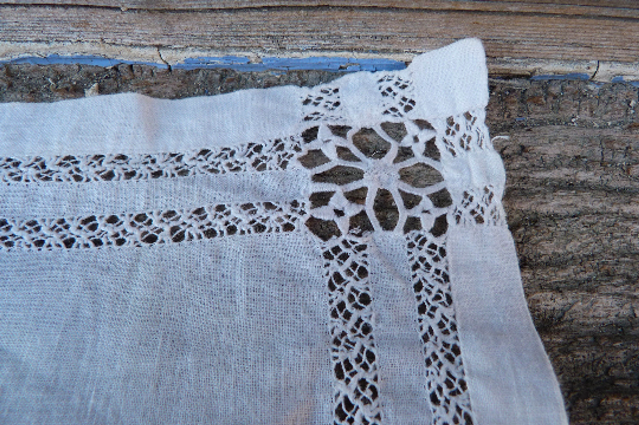 Napperon ancien en fil blanc broderies Jours fait main