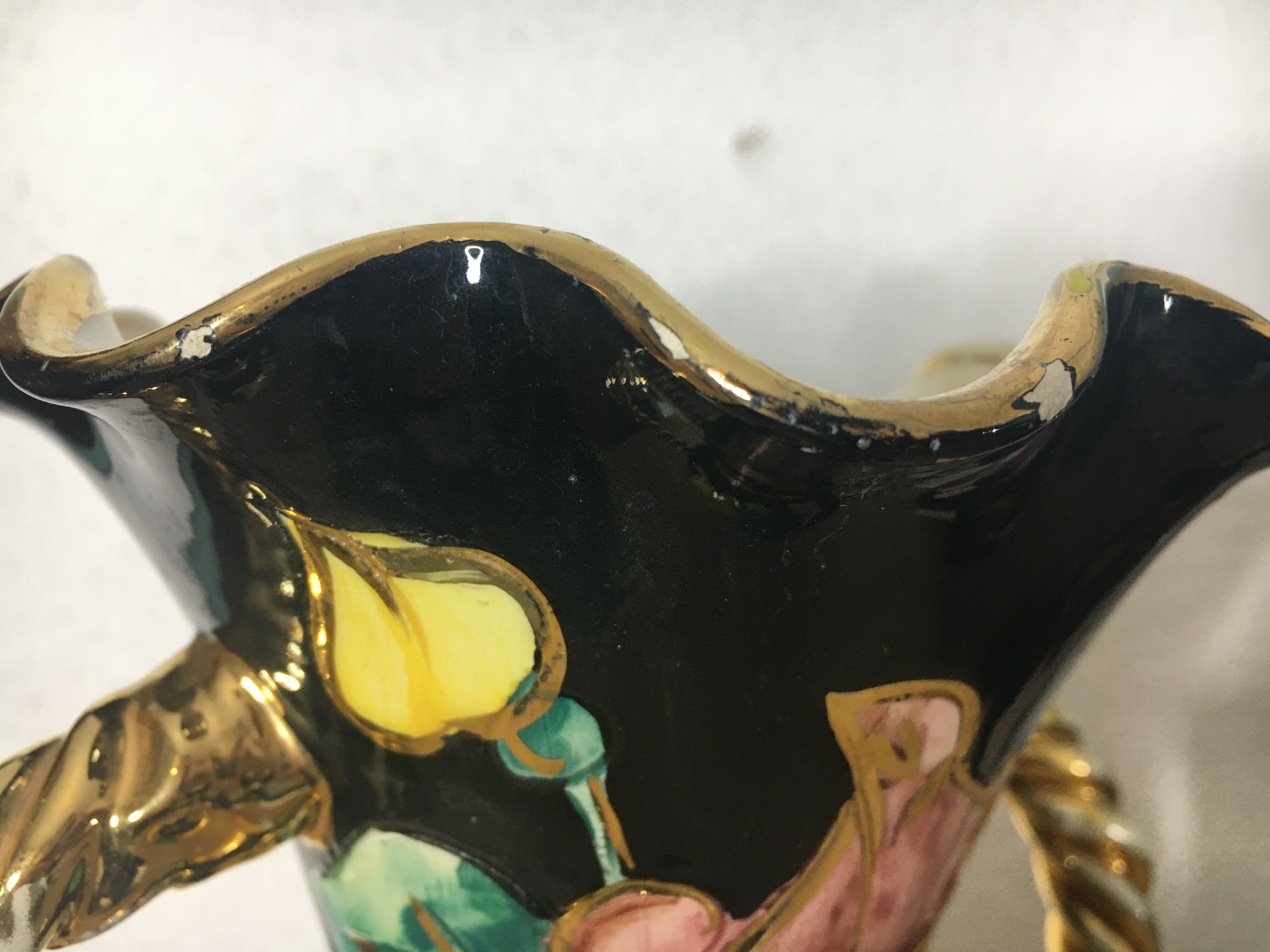 Vase Vallauris avec décor fleurs, dorure et anses torsadées