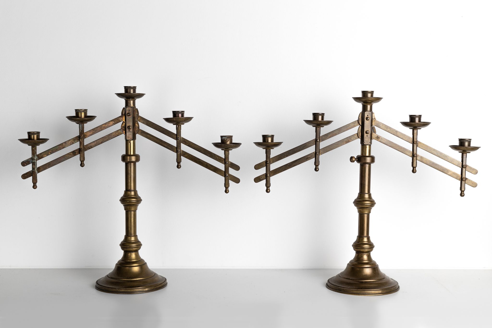Paire de candélabres d'autel en bronze