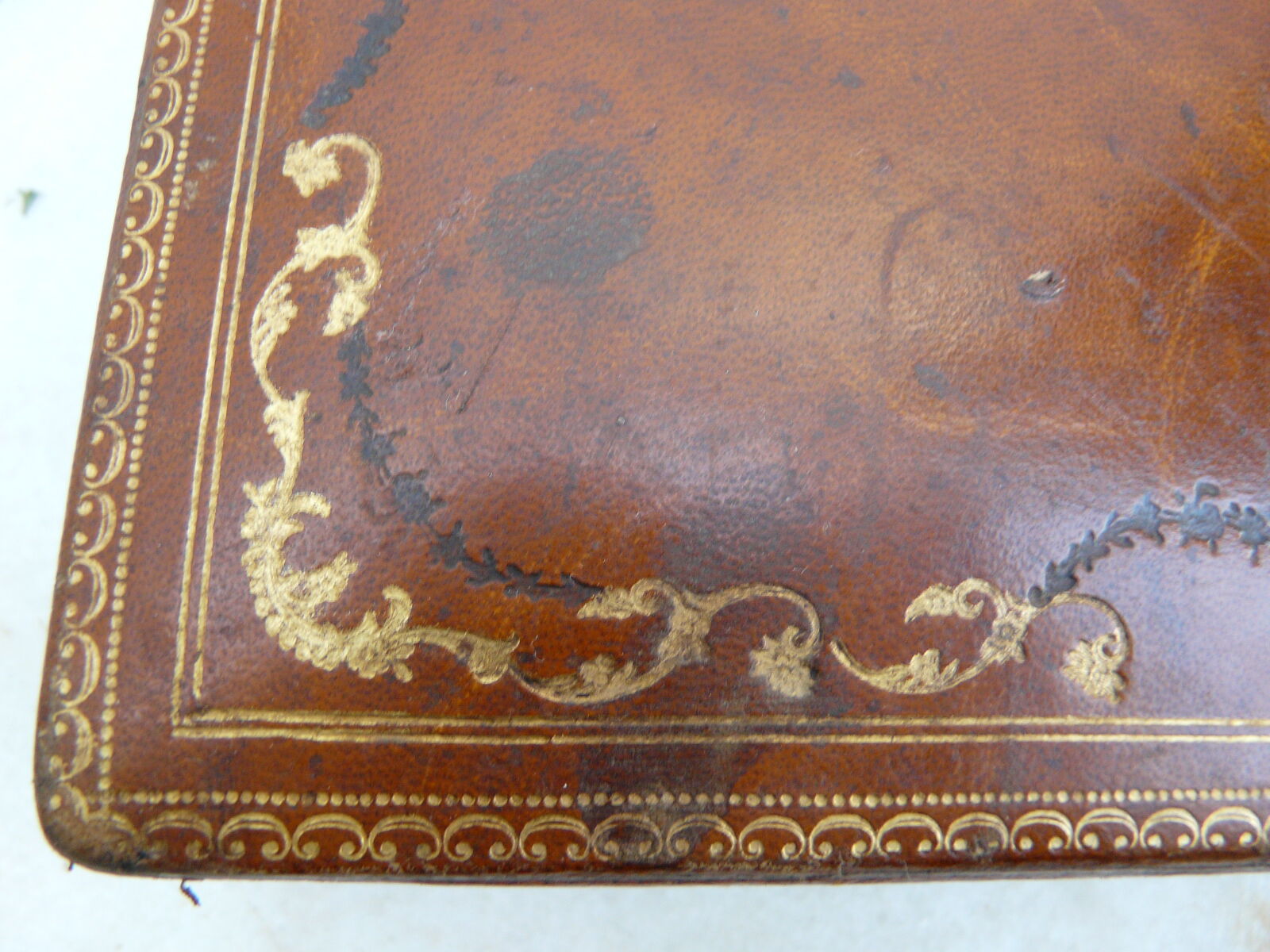 Former jewelry box box box gilded with monogrammed irons AM