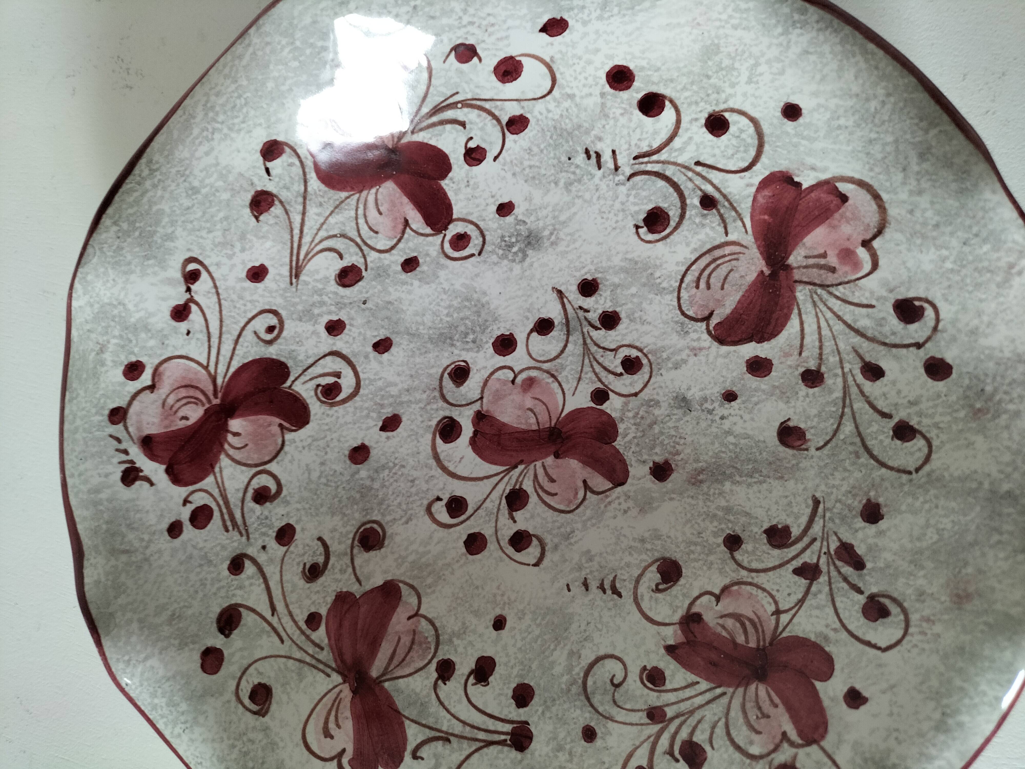 Coupe en faïence italienne décor floral bordeaux