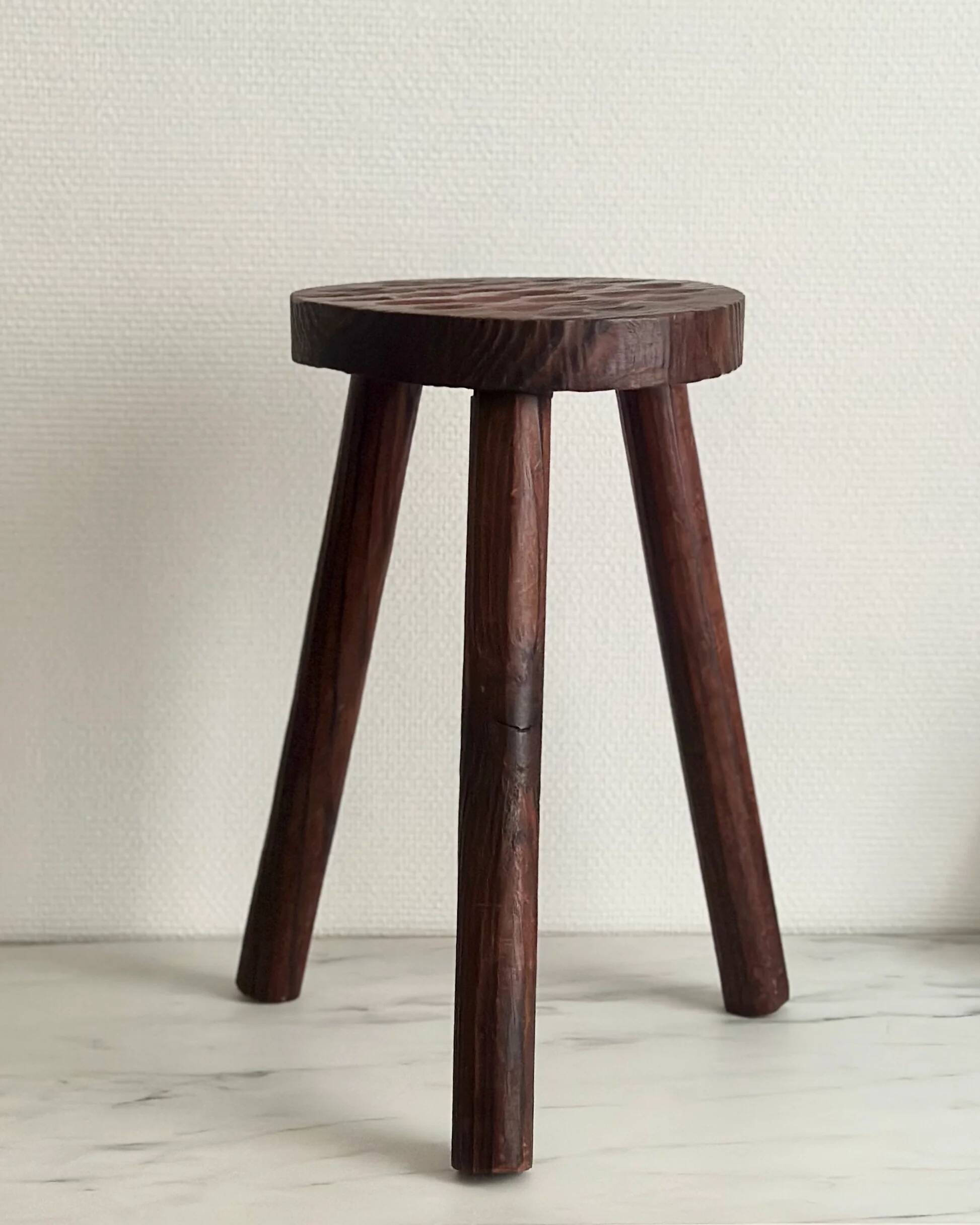 Tabouret tripode sculpté à l’adze — France, XXe siècle