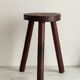 Tabouret tripode sculpté à l’adze — France, XXe siècle