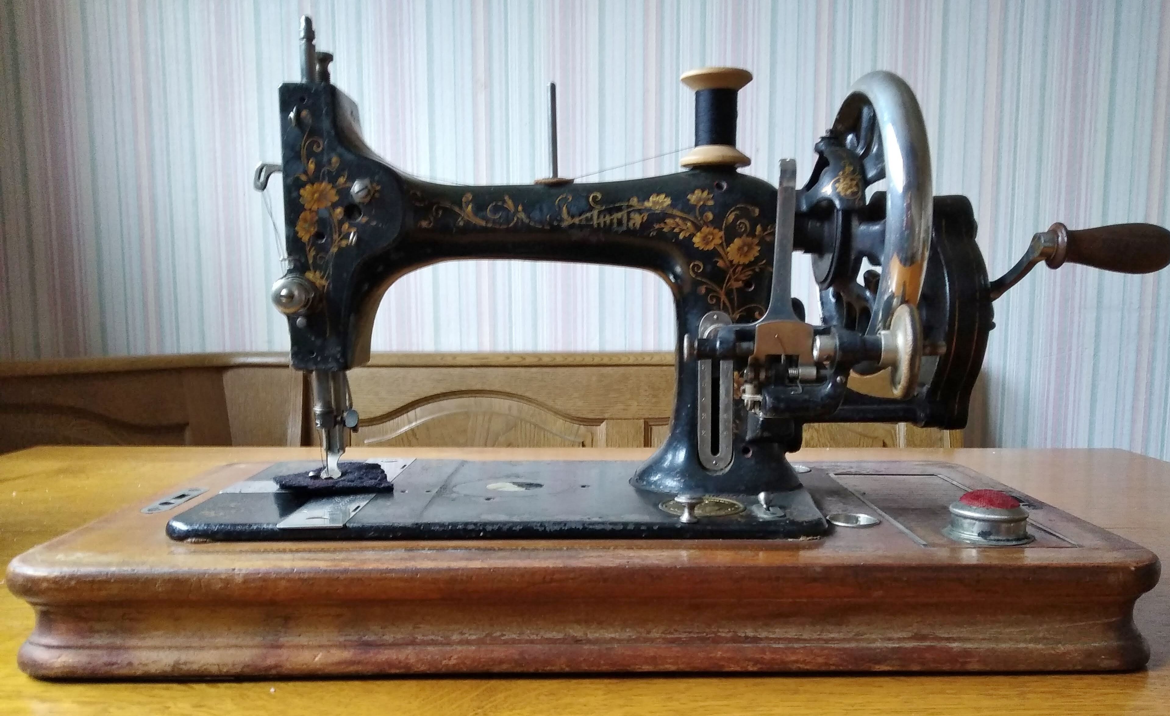 Machine sewing manual and Original portable, Victoria from 1894
