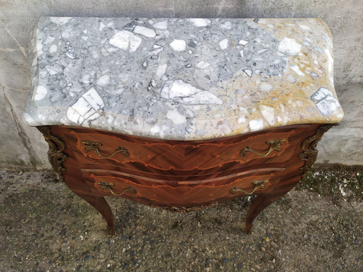 Louis XV curved jumping chest of drawers