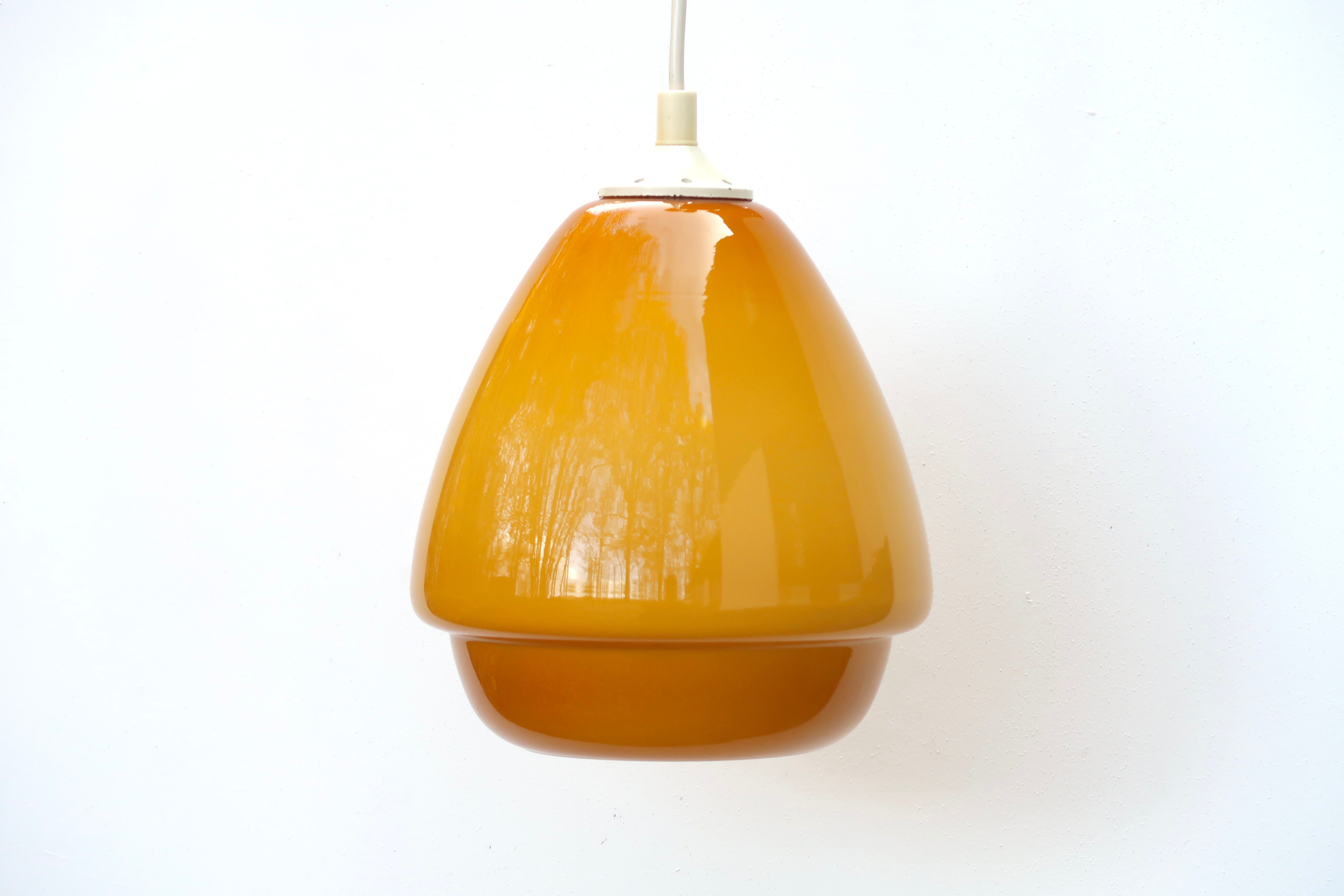 Suspension opaline jaune moutarde, années 70