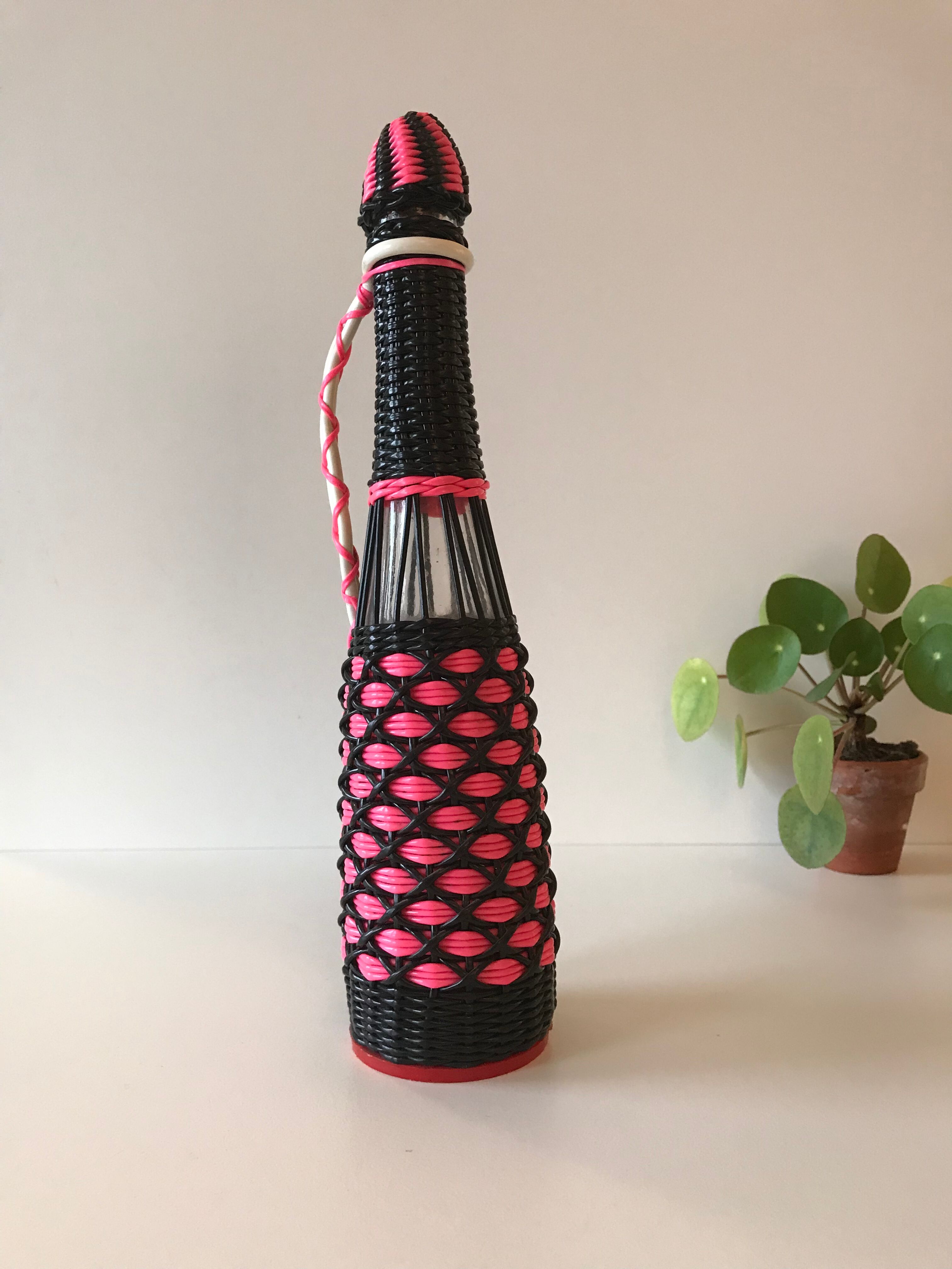 Bottle pink and black scoubidou