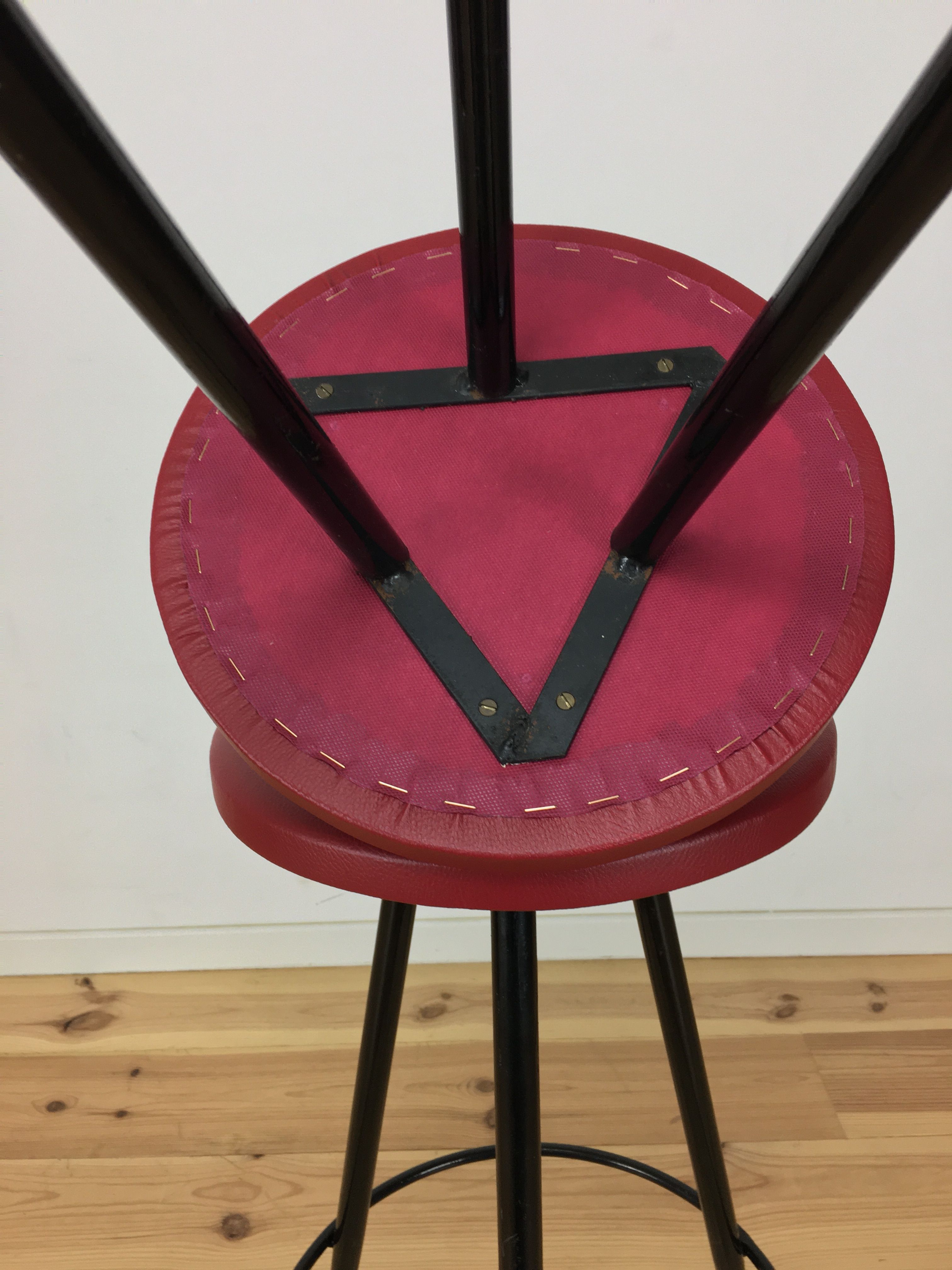 Paire de tabourets de bar tripode 1950, métal et simili cuir rouge