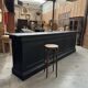 Immense comptoir de bar recouvert d’une pierre bleue
