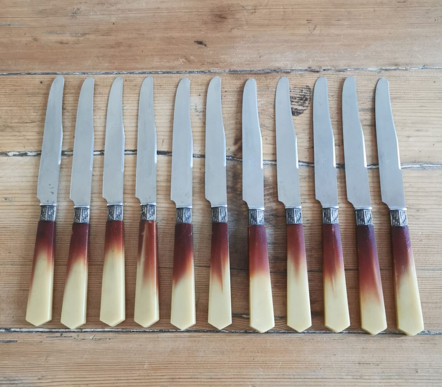 Set of 11 bakelite knives