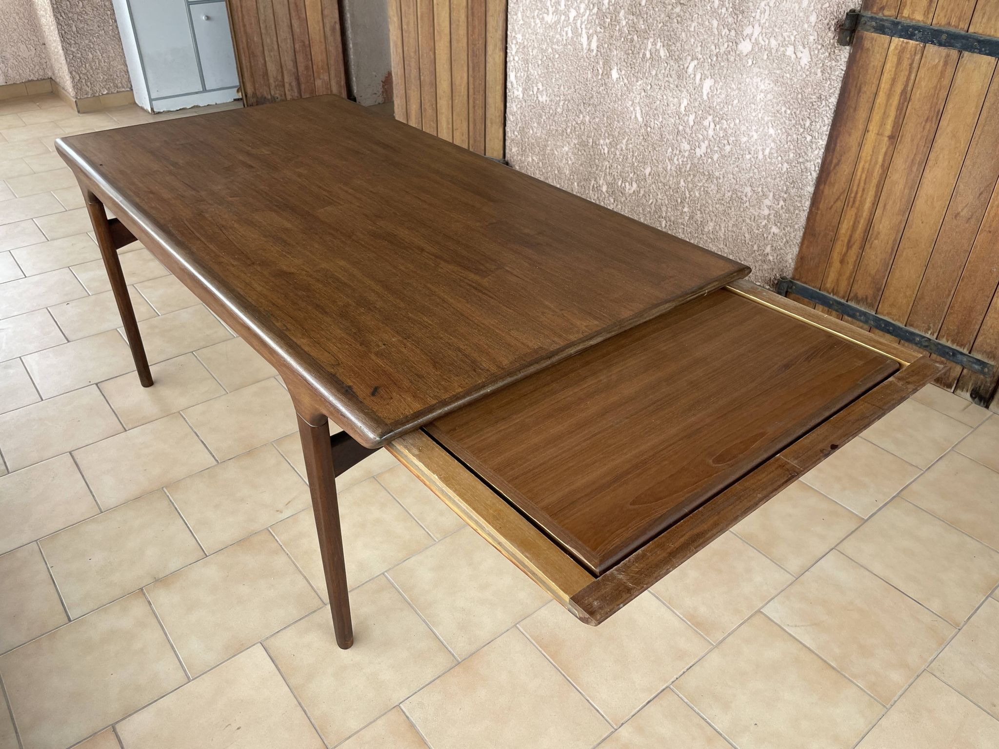 Table scandinave en teck par Johannes Andersen pour Samcom 1960