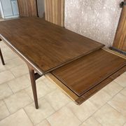 Table scandinave en teck par Johannes Andersen pour Samcom 1960