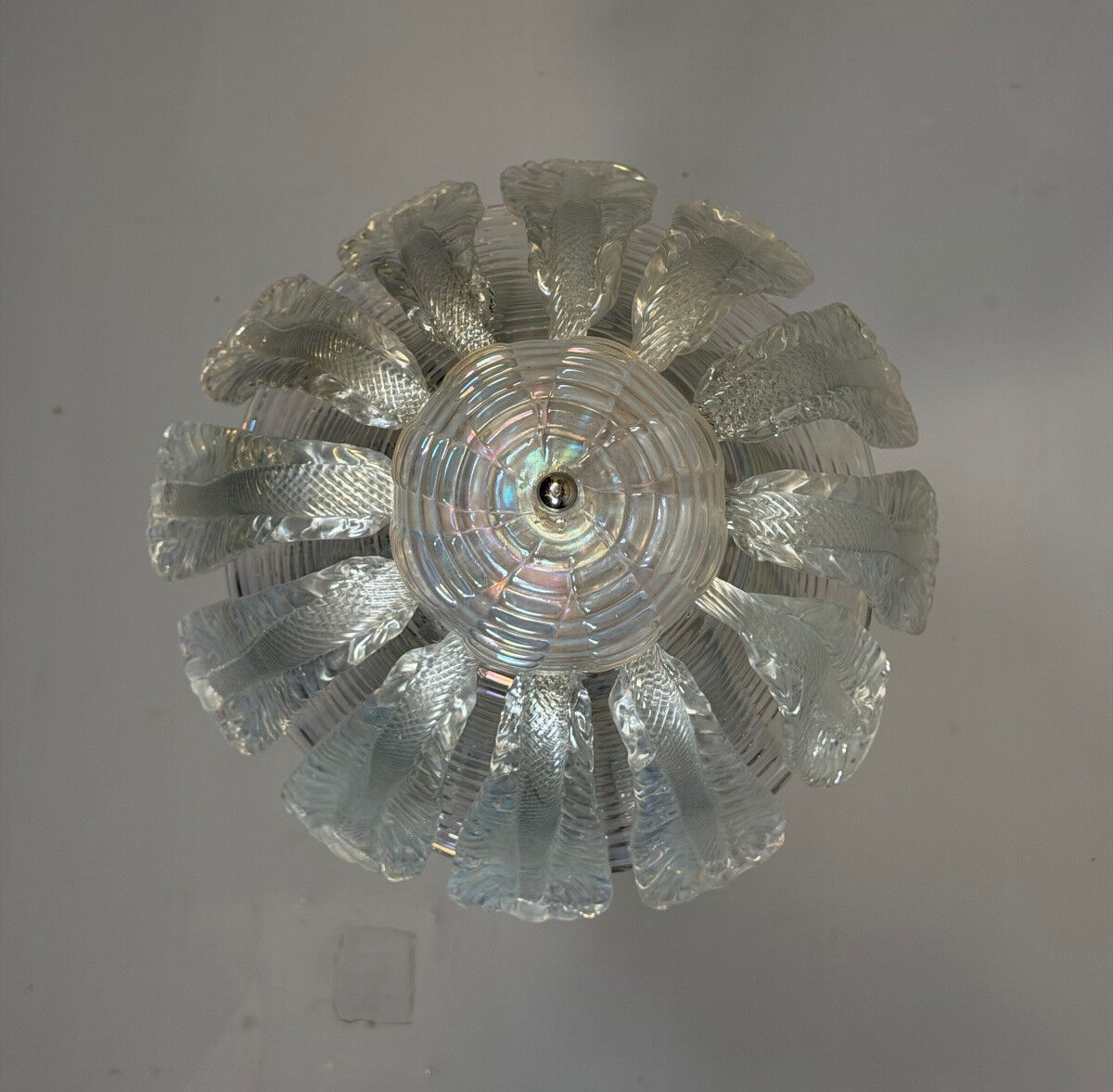 Iridescent Venetian glass chandelier from Murano, Barovier and Toso, circa 1930.