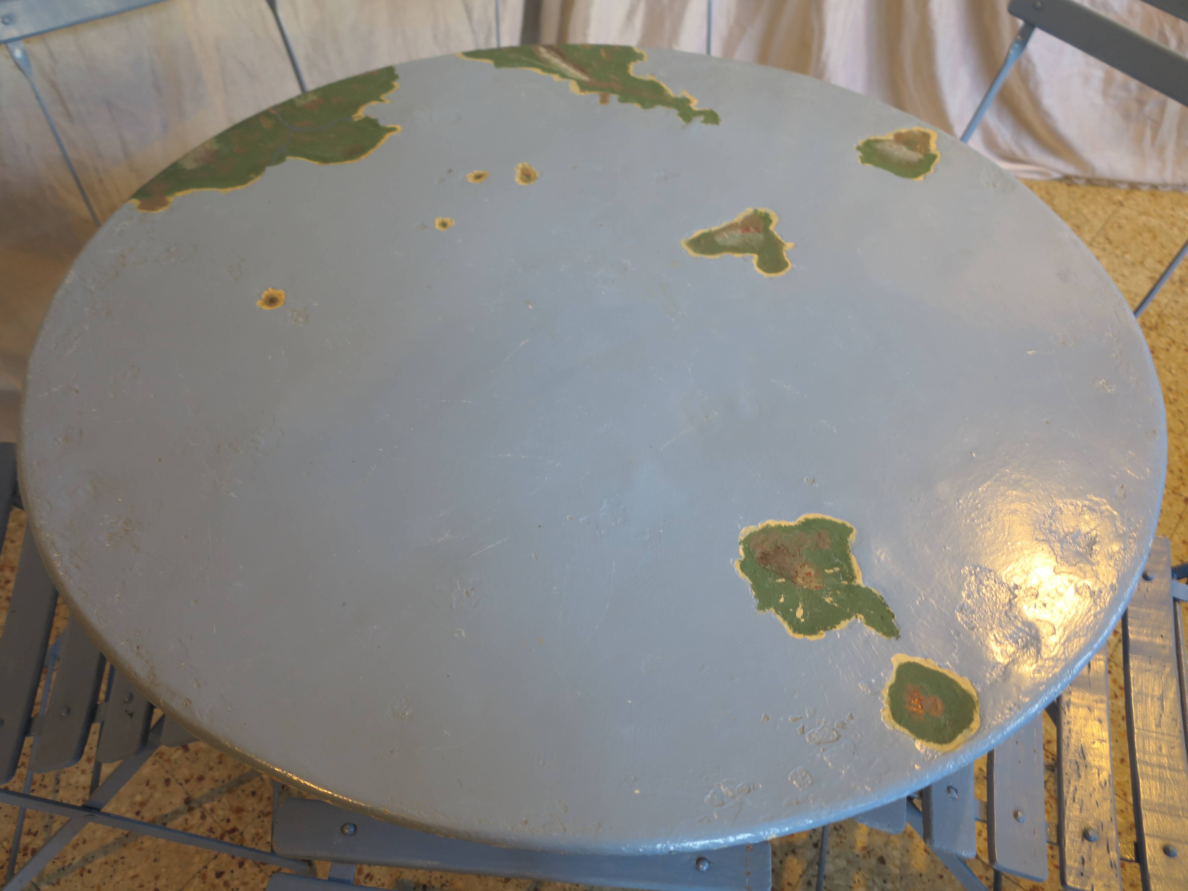 blue garden furniture "The earth is flat"