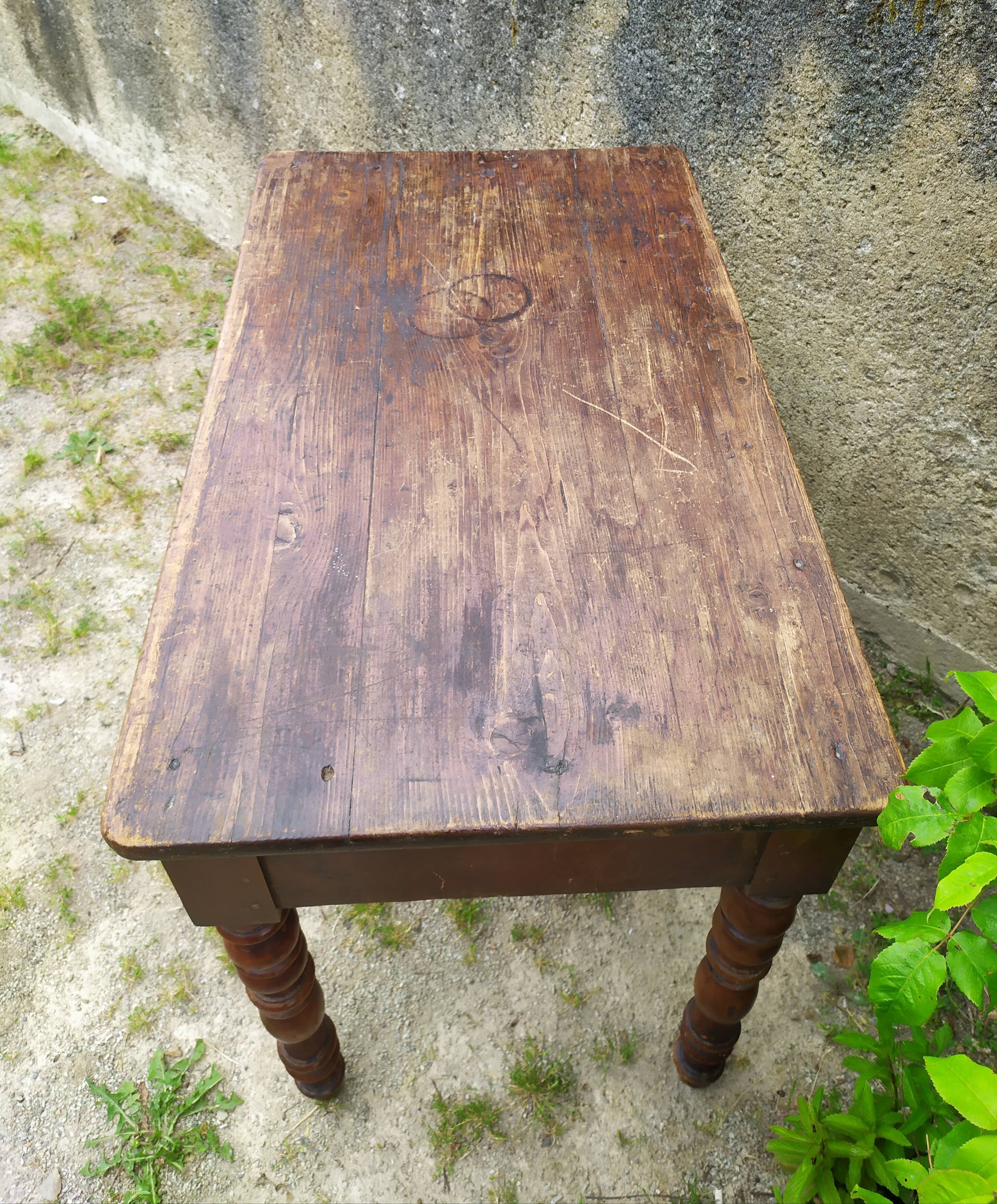 Desk with turned legs