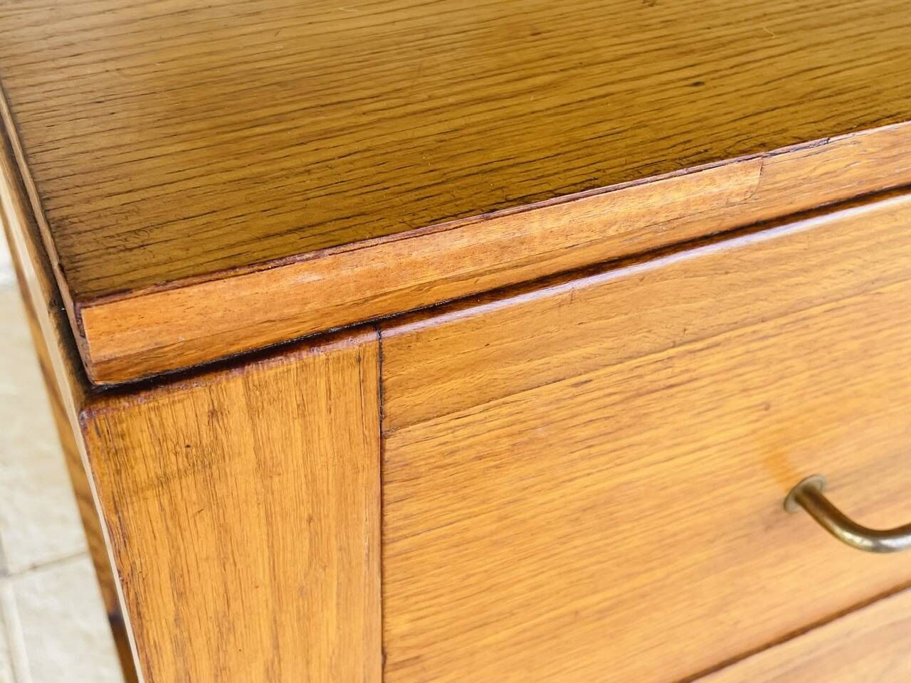 Vintage oak storage unit with drawers from the 50s/60s.