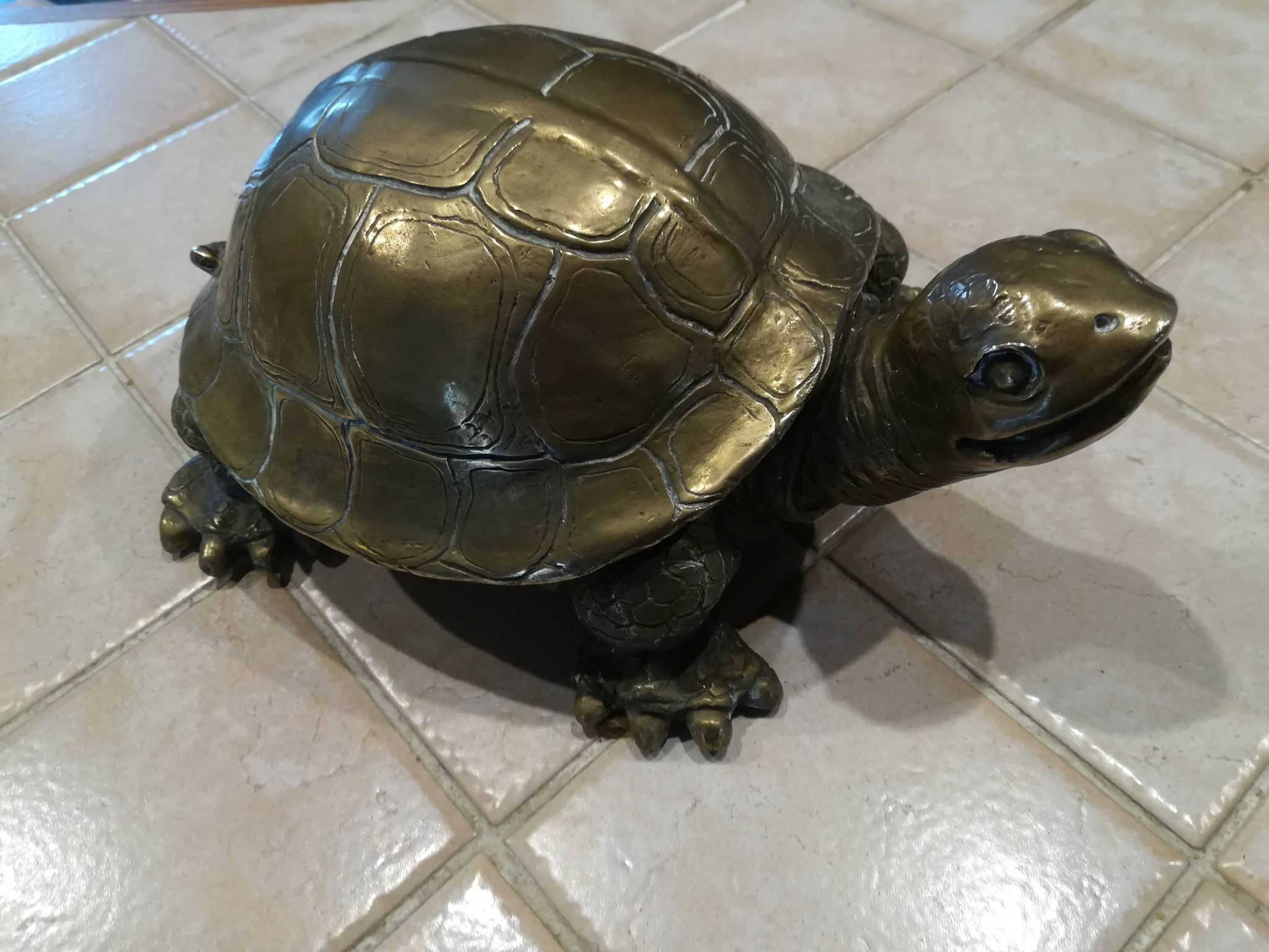 Tortue en laiton xxe patine dorée