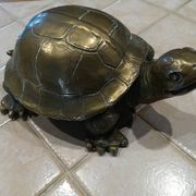 Tortue en laiton xxe patine dorée