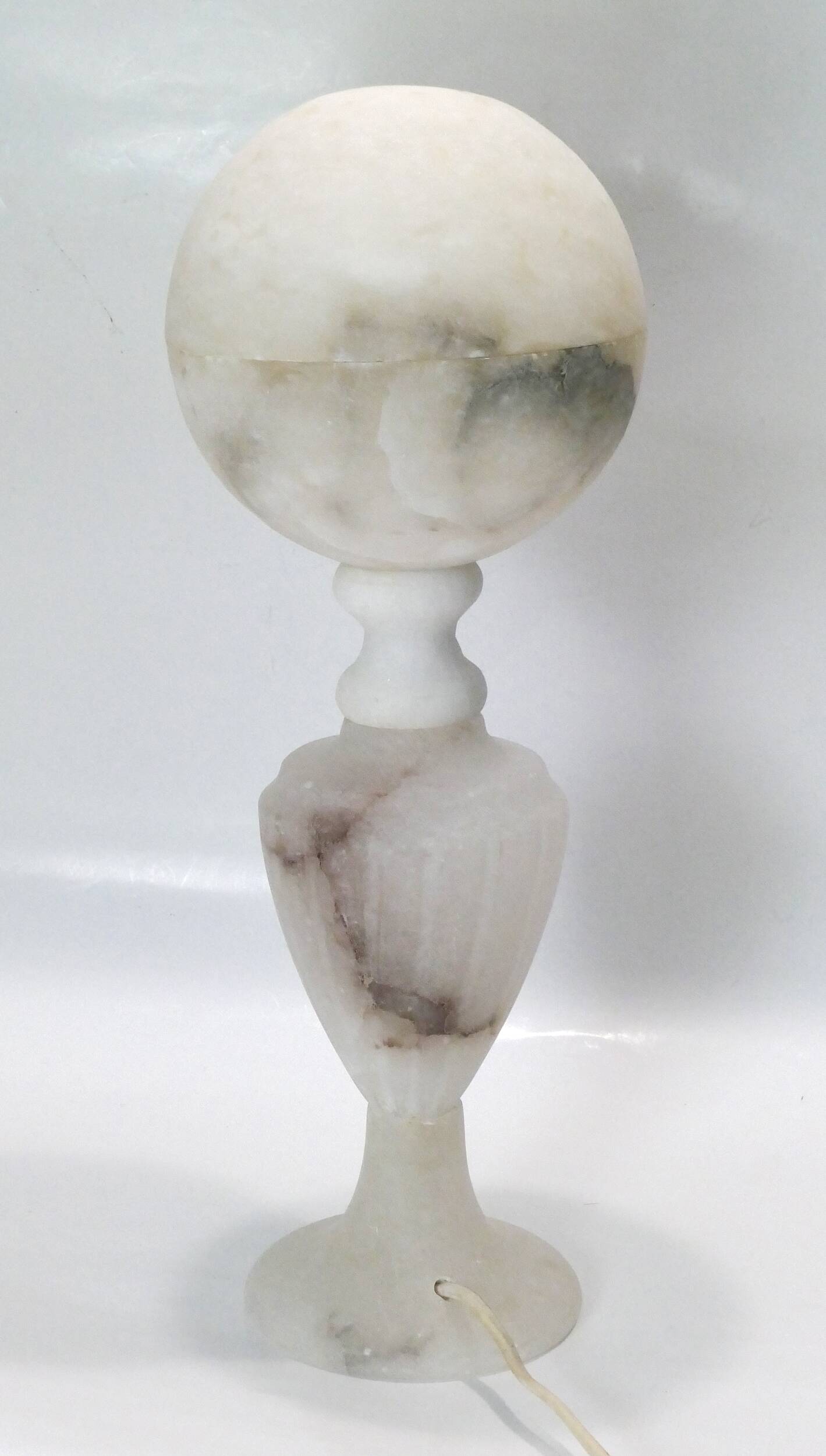 lampe à poser en albatre avec globe en albatre Italie 1950-60