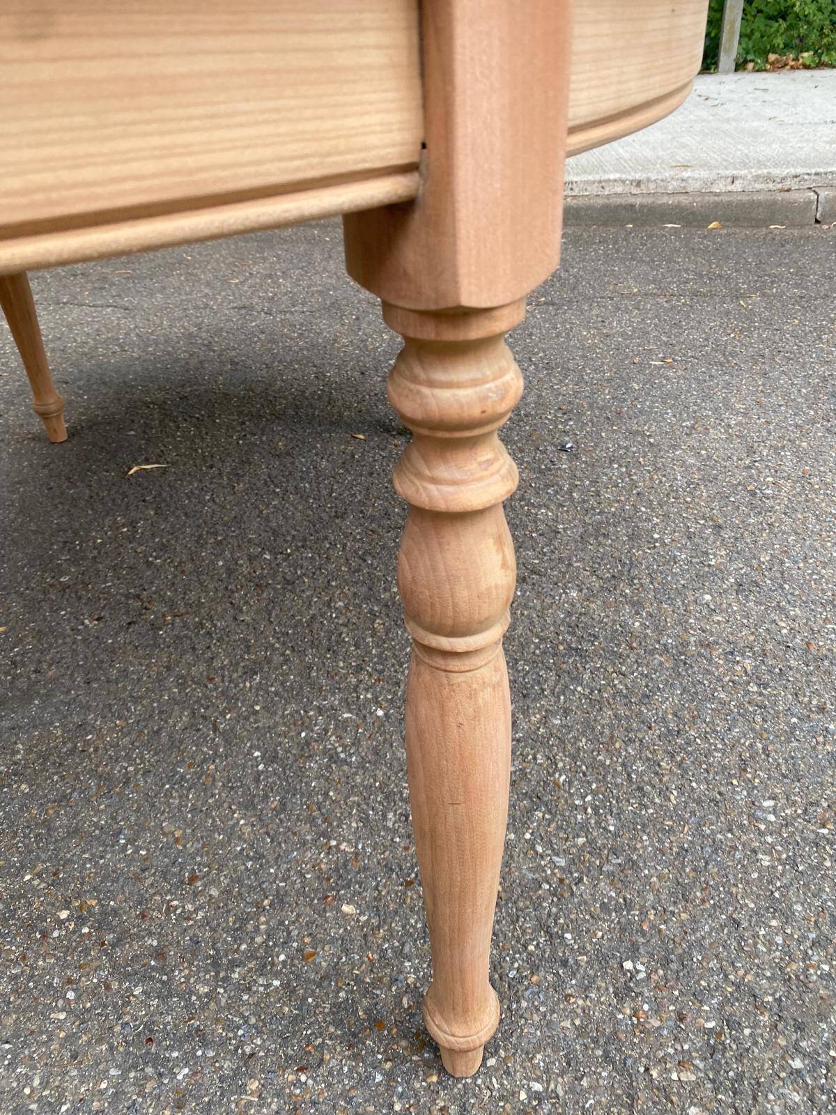 Table à manger ronde extensible Louis Philippe décapée en merisier massif 1