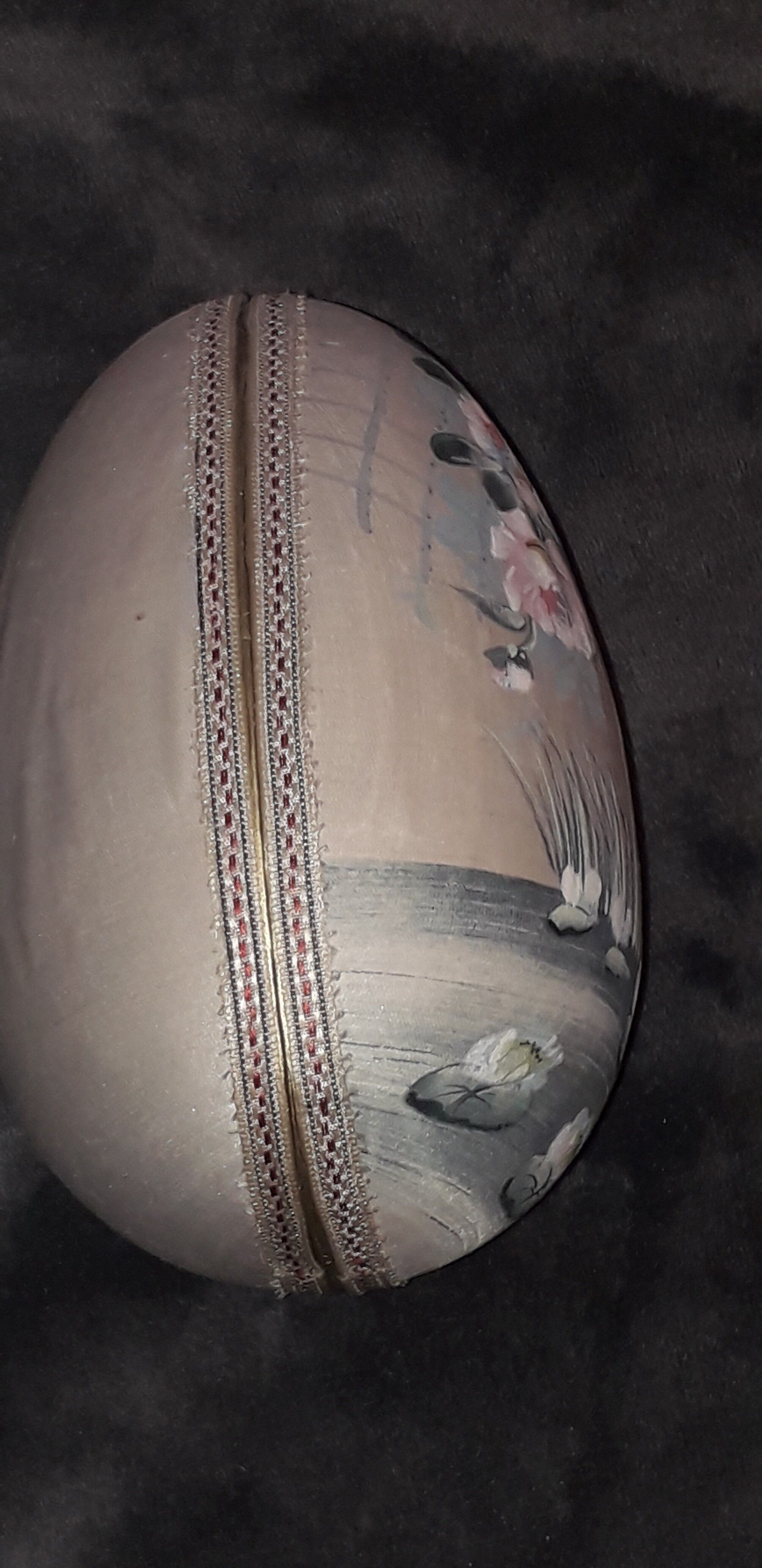 Ancient Boïte for egg-shaped treats in hand-painted silk