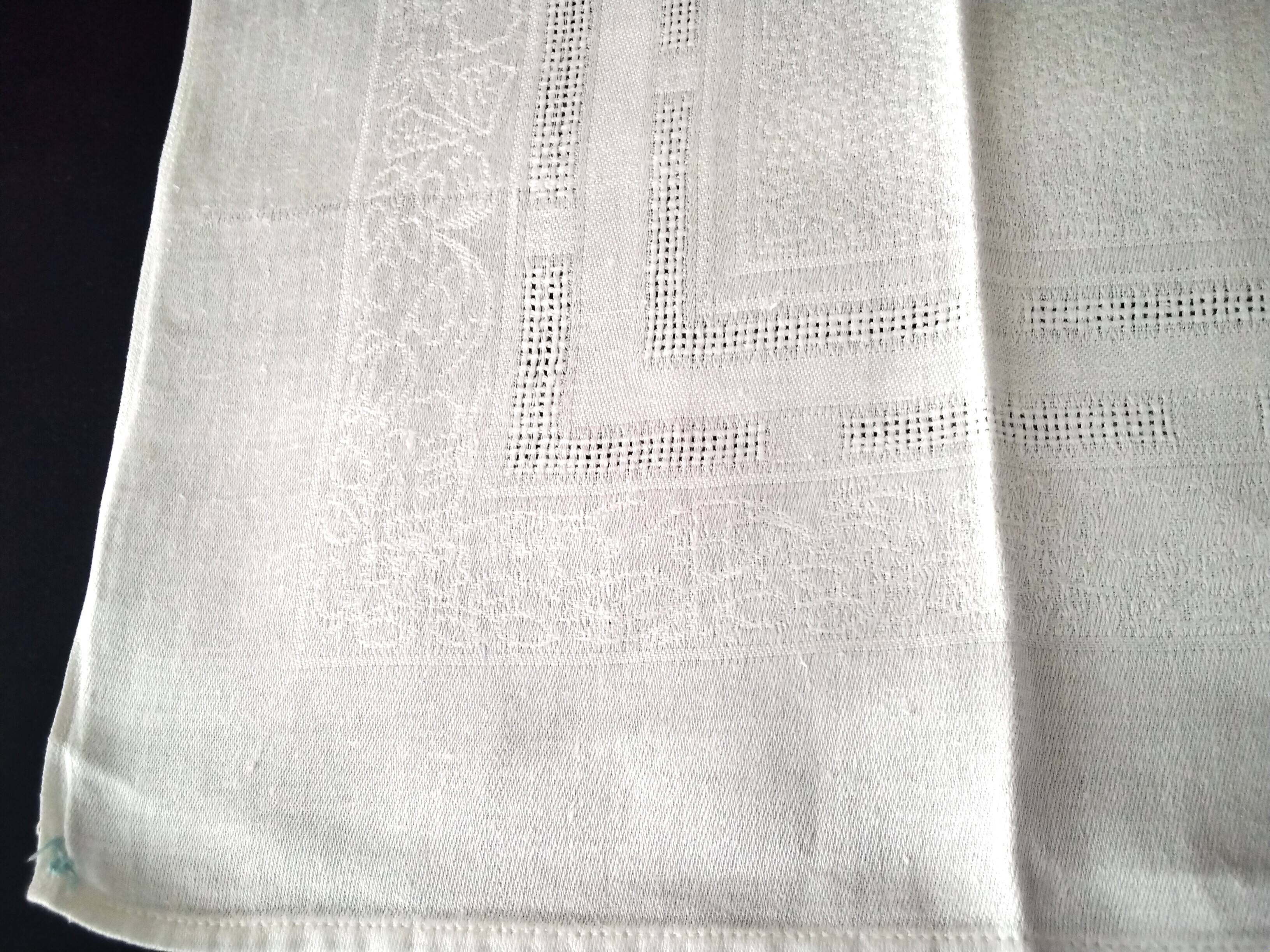 8 White damask linen napkins 55 x 59 cm