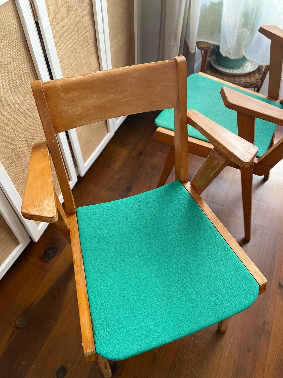 Lot de deux fauteuils Bridge Skaï pieds compas. Fauteuils scandinave vintage.