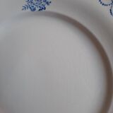 Assiettes plates anciennes dépareillées accompagnées d'un plat