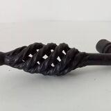 Poignée de porte ancienne en fer forgé torsadé