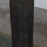 Ancien pilier en bois sur socle