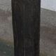 Ancien pilier en bois sur socle