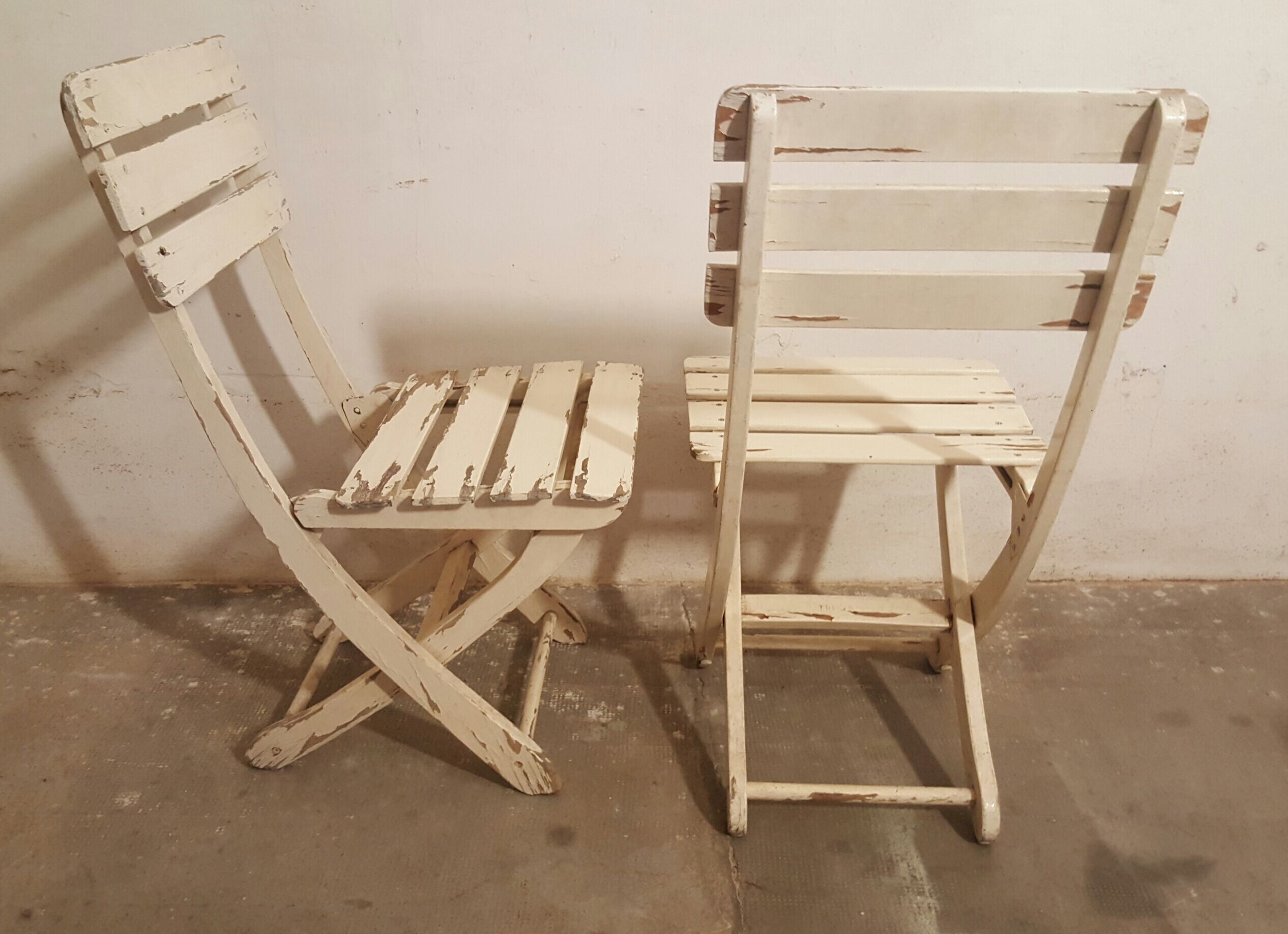 Foldable chairs pair