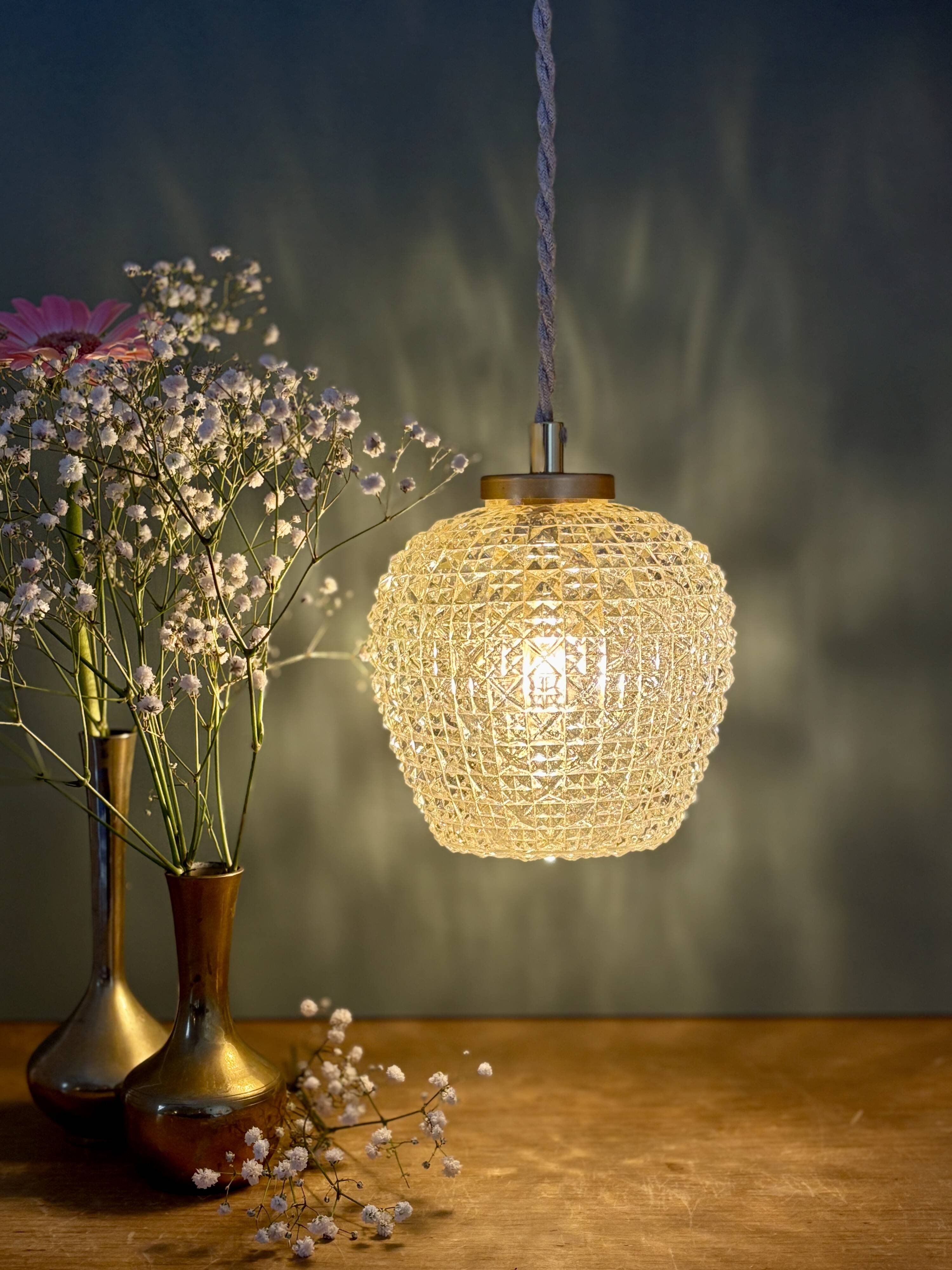 Suspension globe vintage en verre moulé ambré
